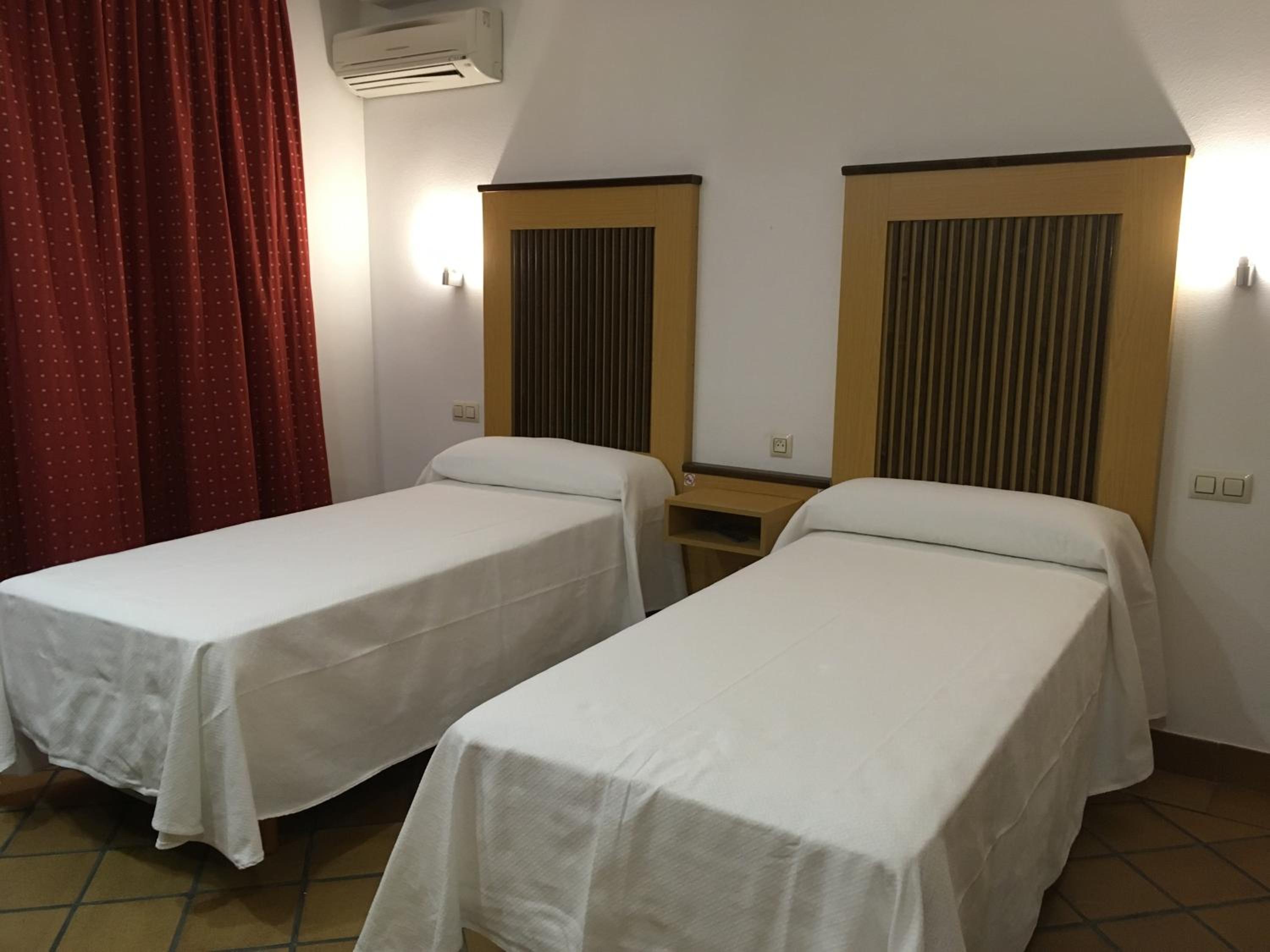 Twin Room with Private Bathroom photo 3