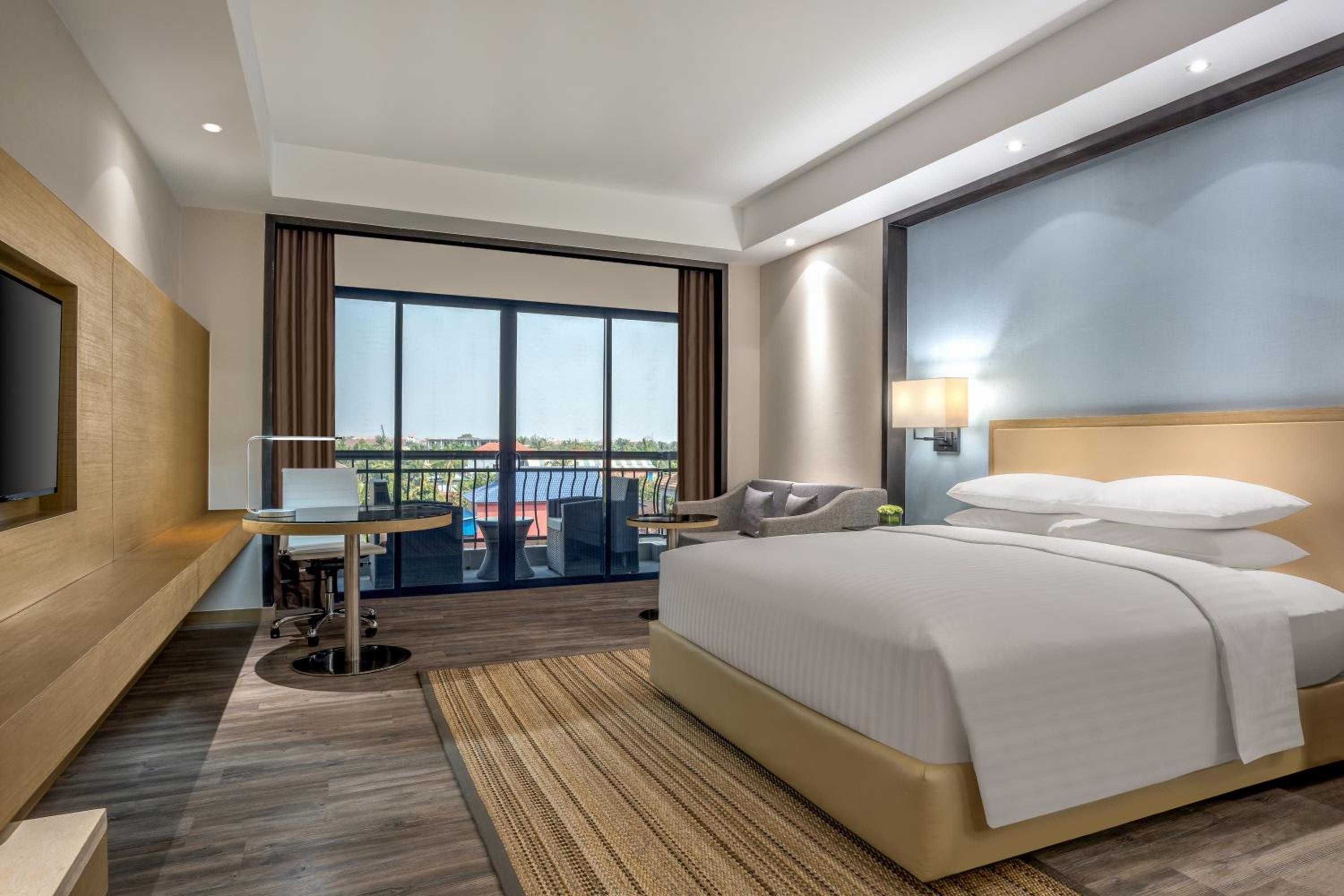 Deluxe Pool View Room, Guest room, 1 King, Balcony photo 1