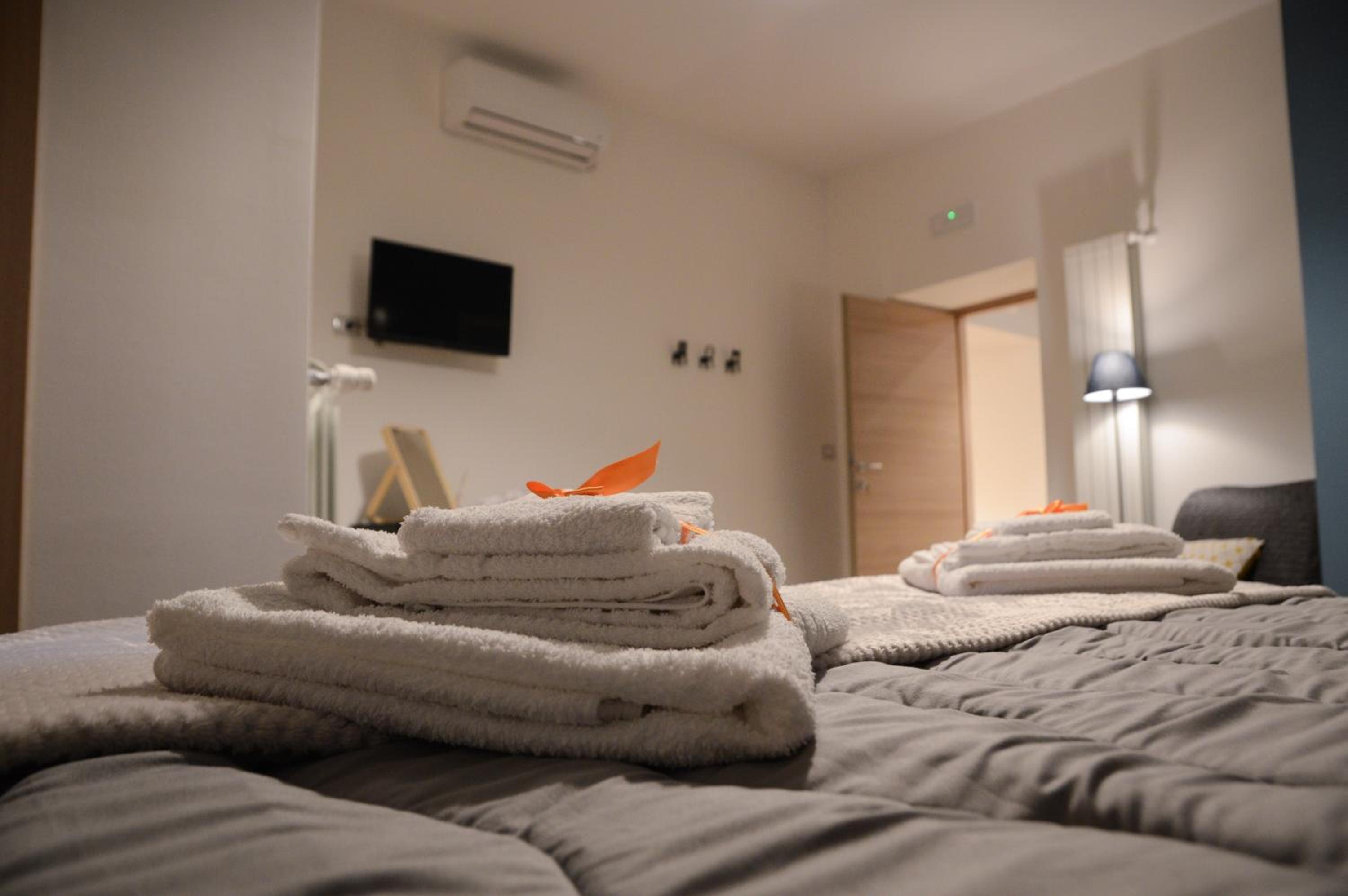 Double or Twin Room with Private Bathroom - Photo 2