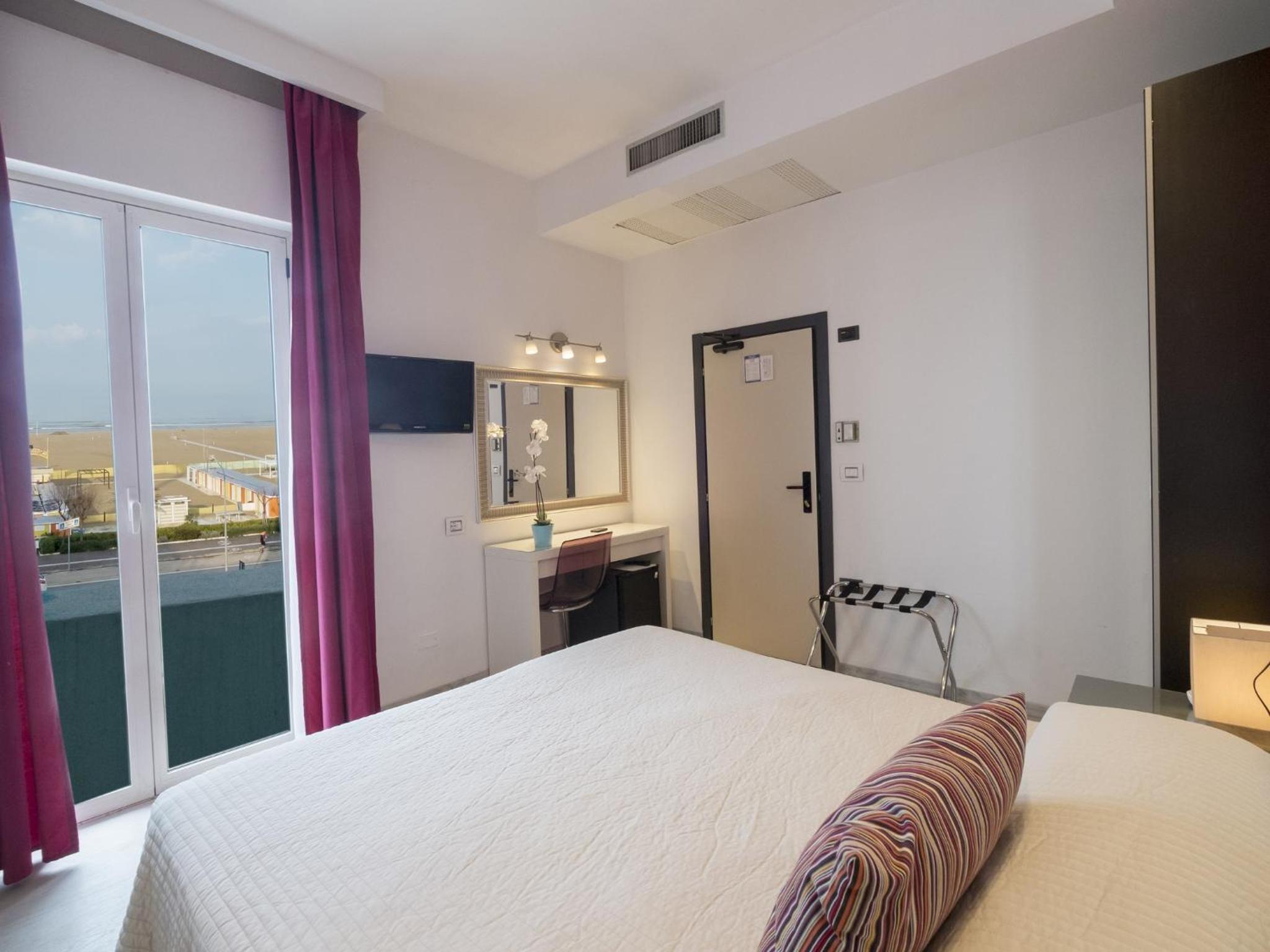 Double or Twin Room with Sea View photo 2
