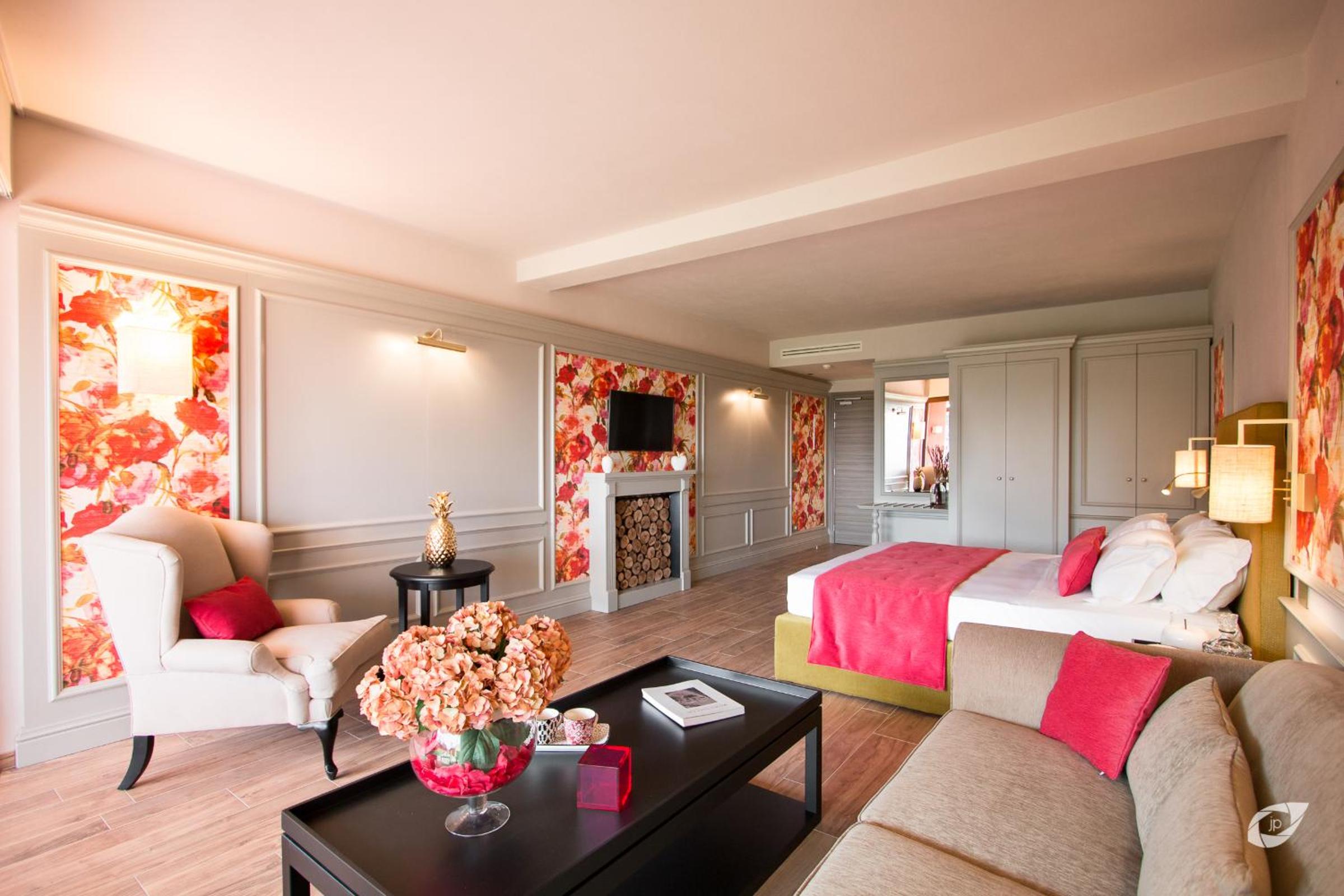 Deluxe King Room photo 1