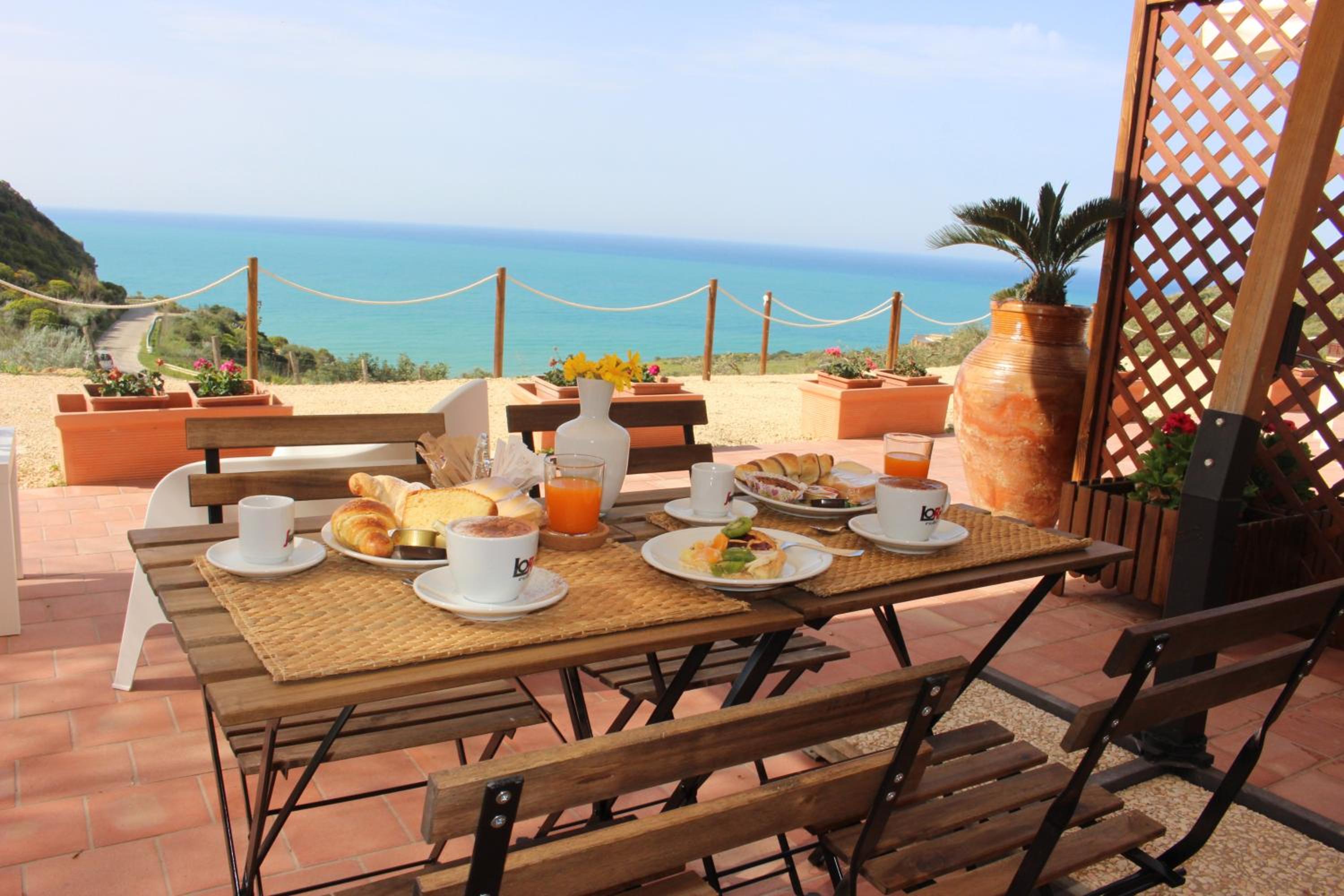 Deluxe Suite with Sea View - Photo 2