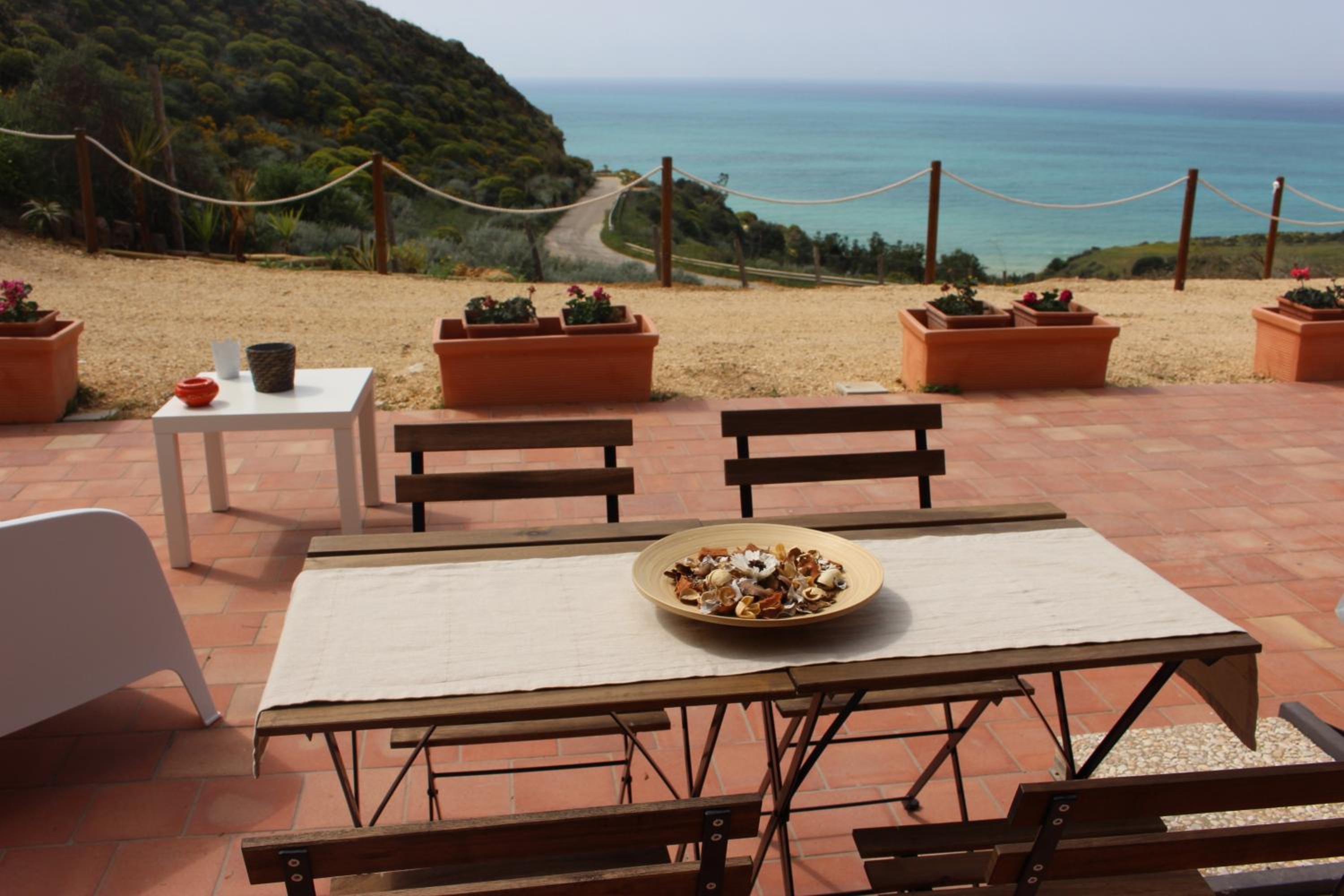 Deluxe Suite with Sea View - Photo 4