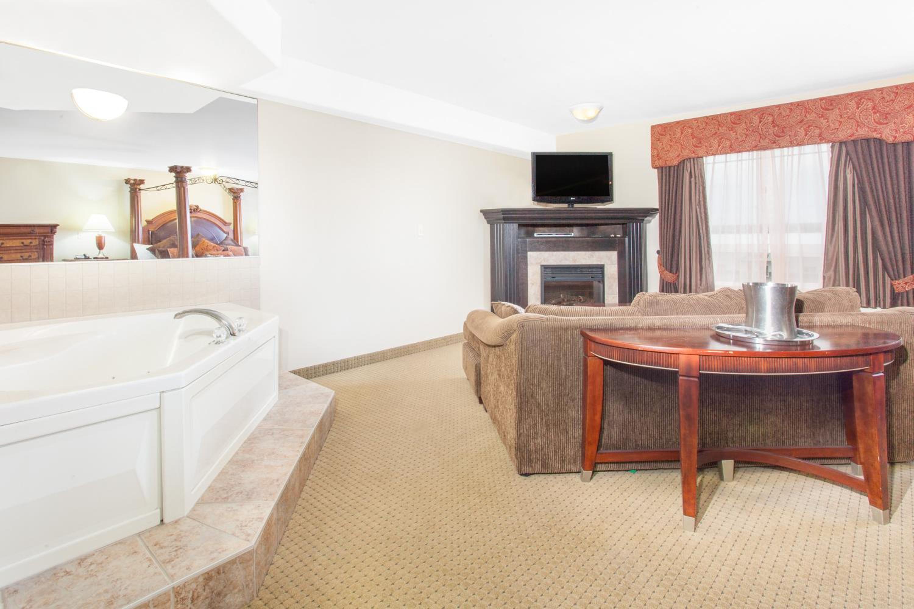 King Suite with Jettet Tub - Non-Smoking - Photo 2