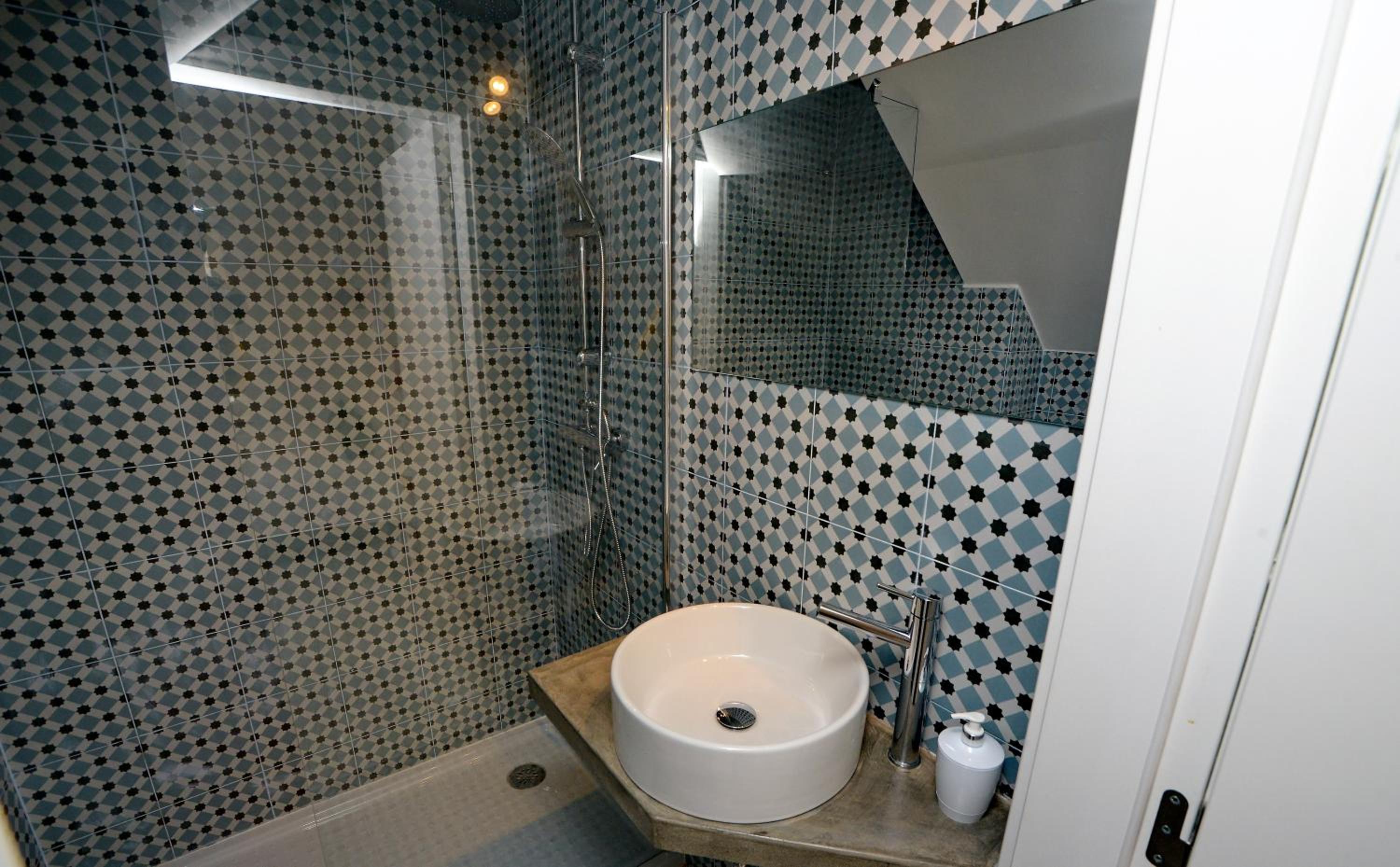 Double or Twin Room with Private Bathroom - Photo 8