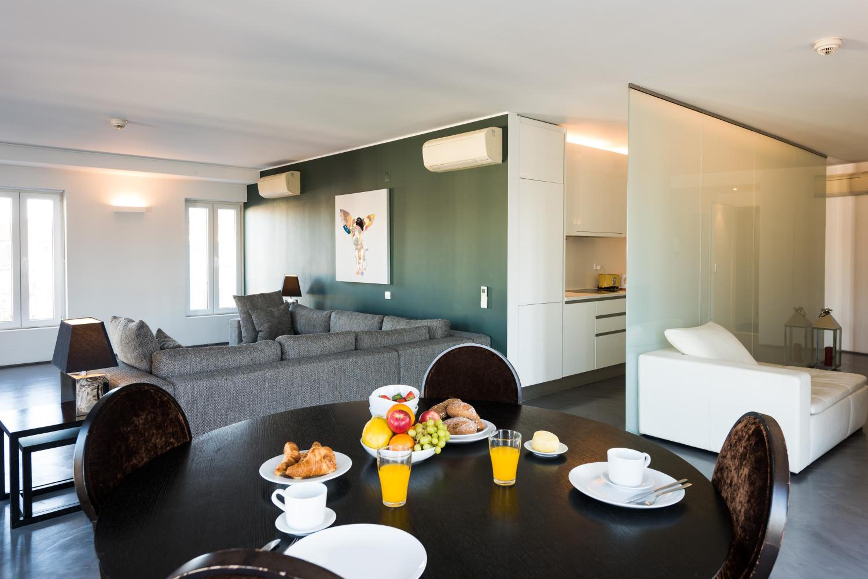 One-Bedroom Apartment with Panoramic View photo 3