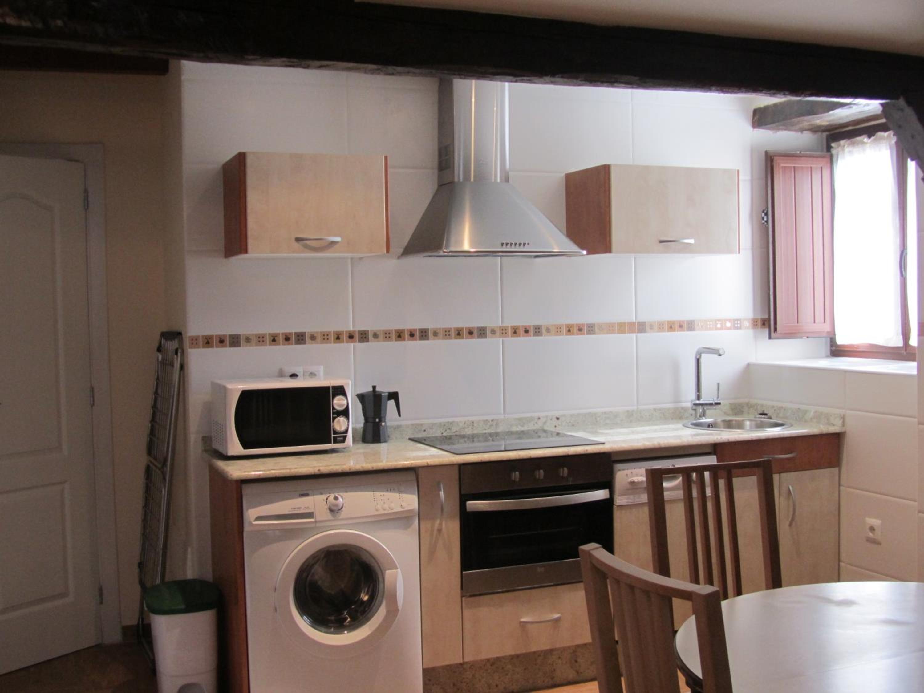 Apartment with Balcony - Photo 5