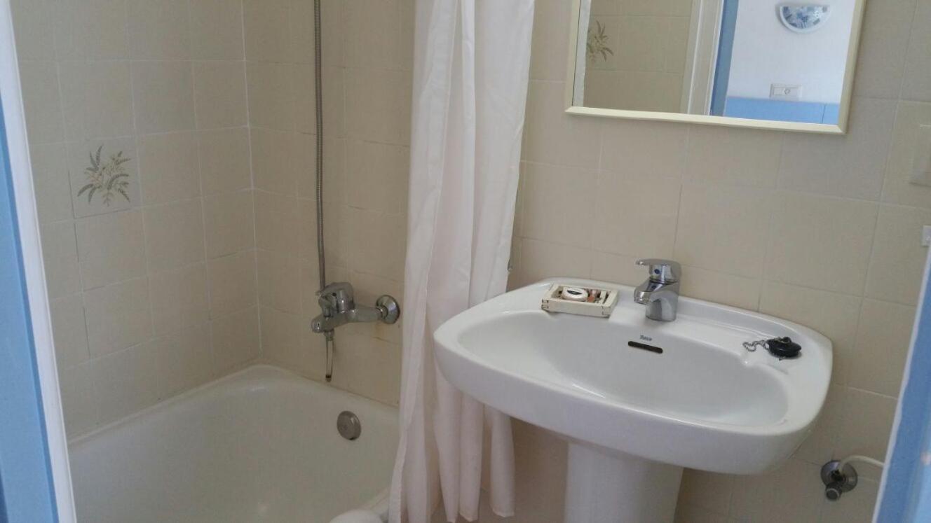 Single Room with Private Bathroom photo 2
