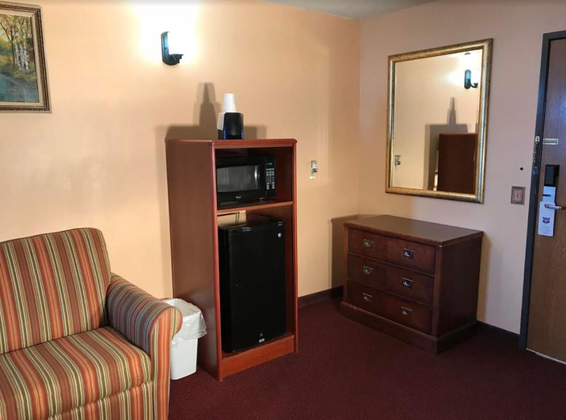 Deluxe King Suite - Photo 2