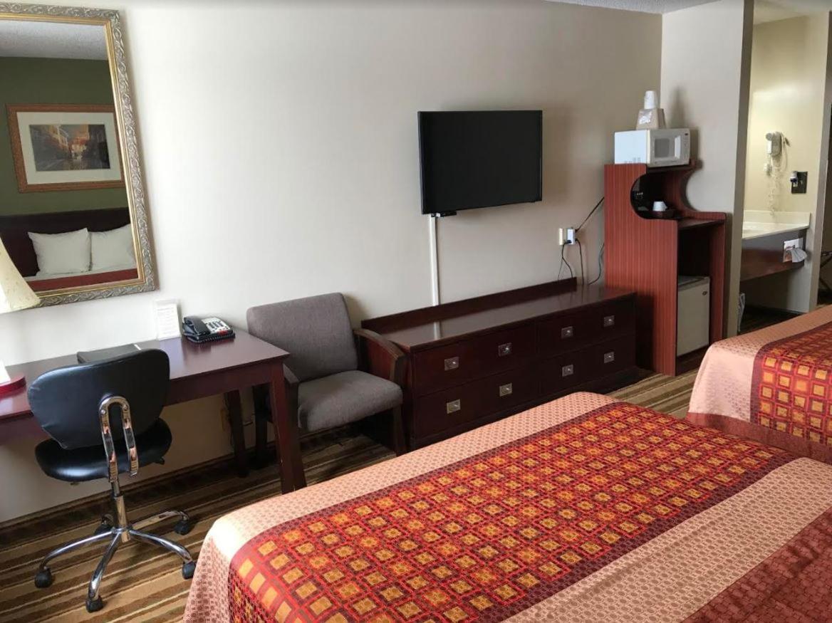 Queen Room with Two Queen Beds - Non-Smoking - Photo 5
