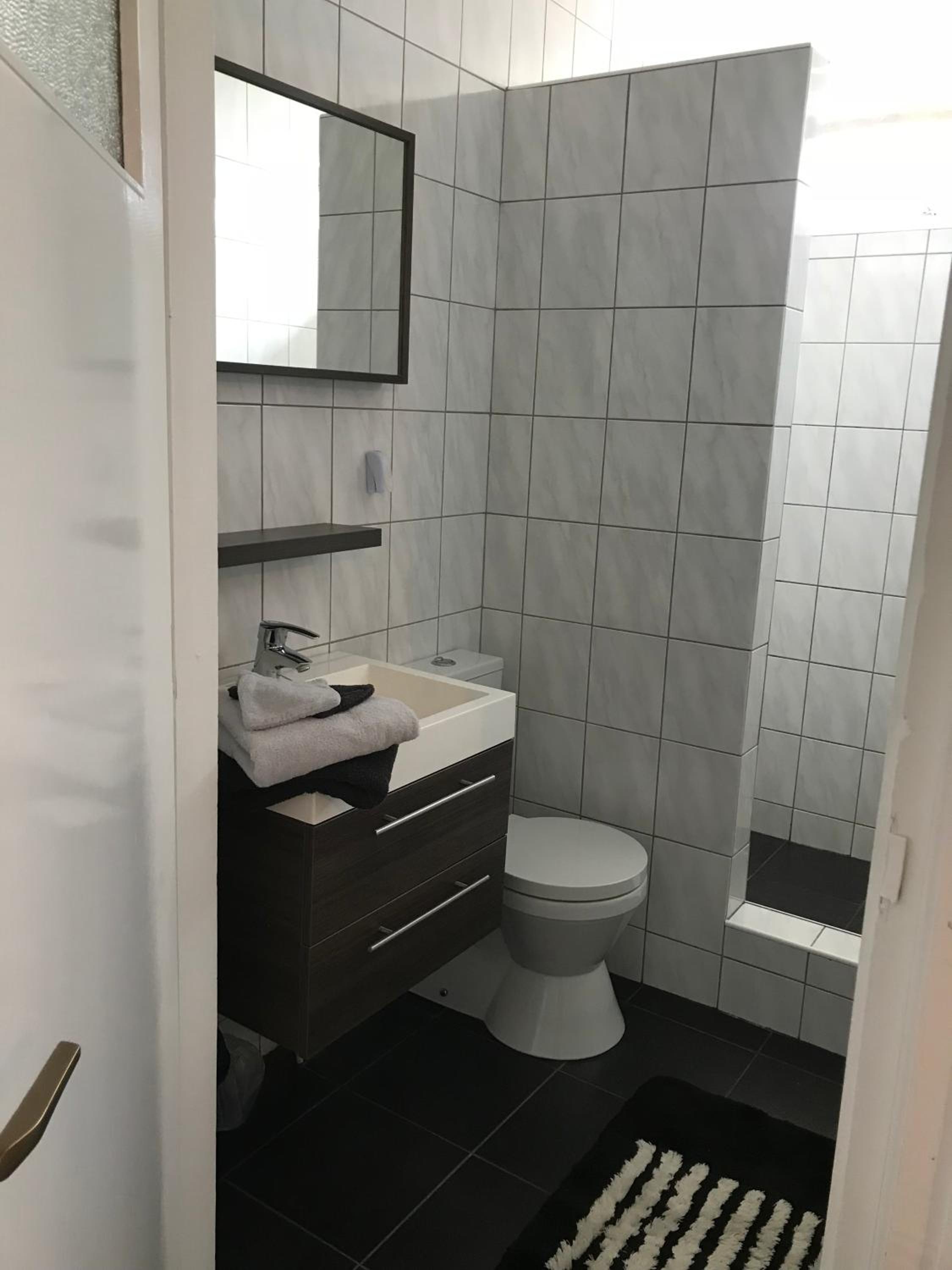 Twin Room with Private Bathroom photo 3