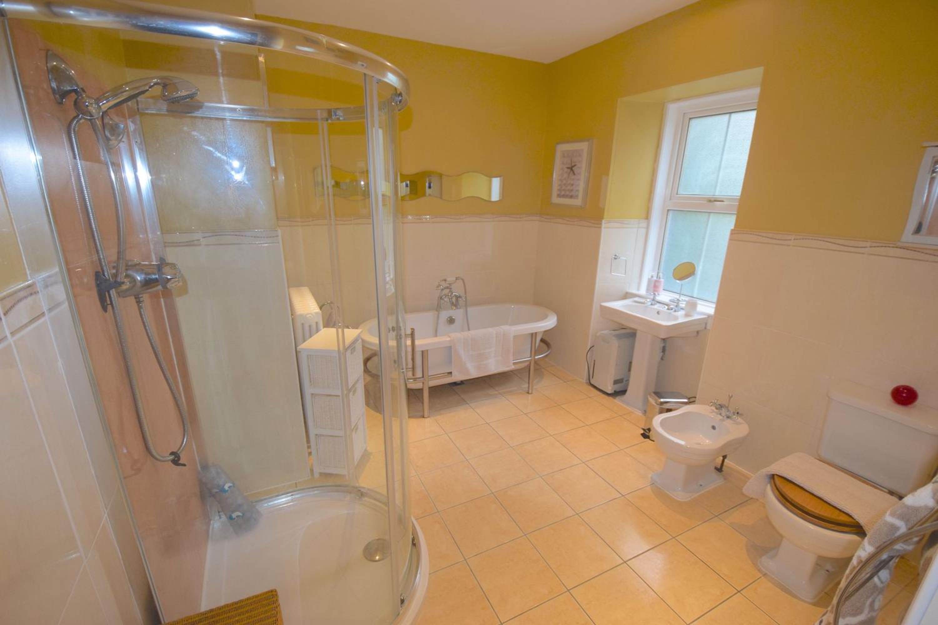 Five-Bedroom House photo 3