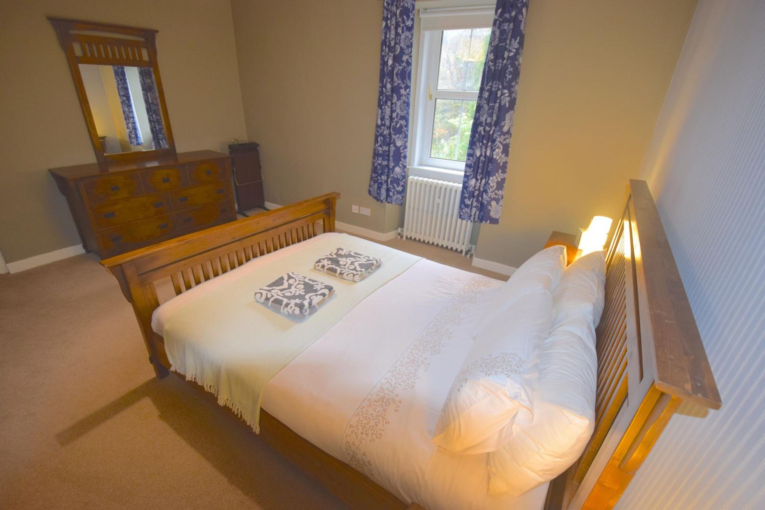 Five-Bedroom House photo 3
