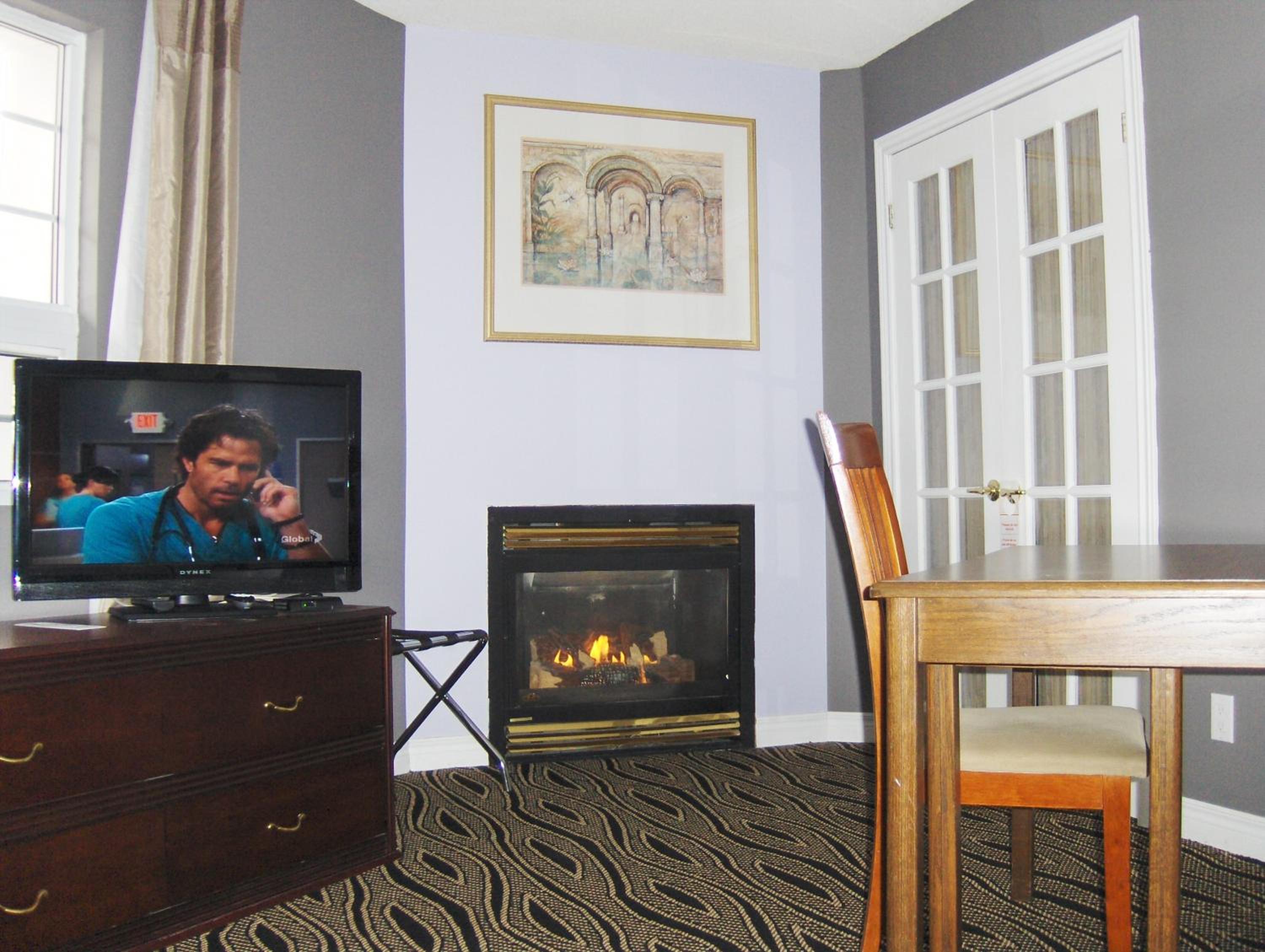 Deluxe Suite with Two Queen Beds - Photo 9
