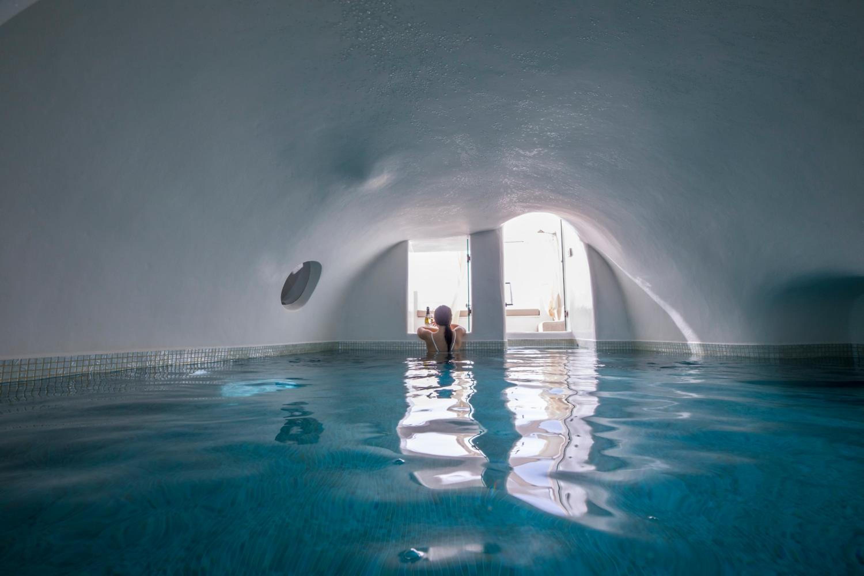Cave Pool Suite with Caldera & Direct Sunset Views photo 3