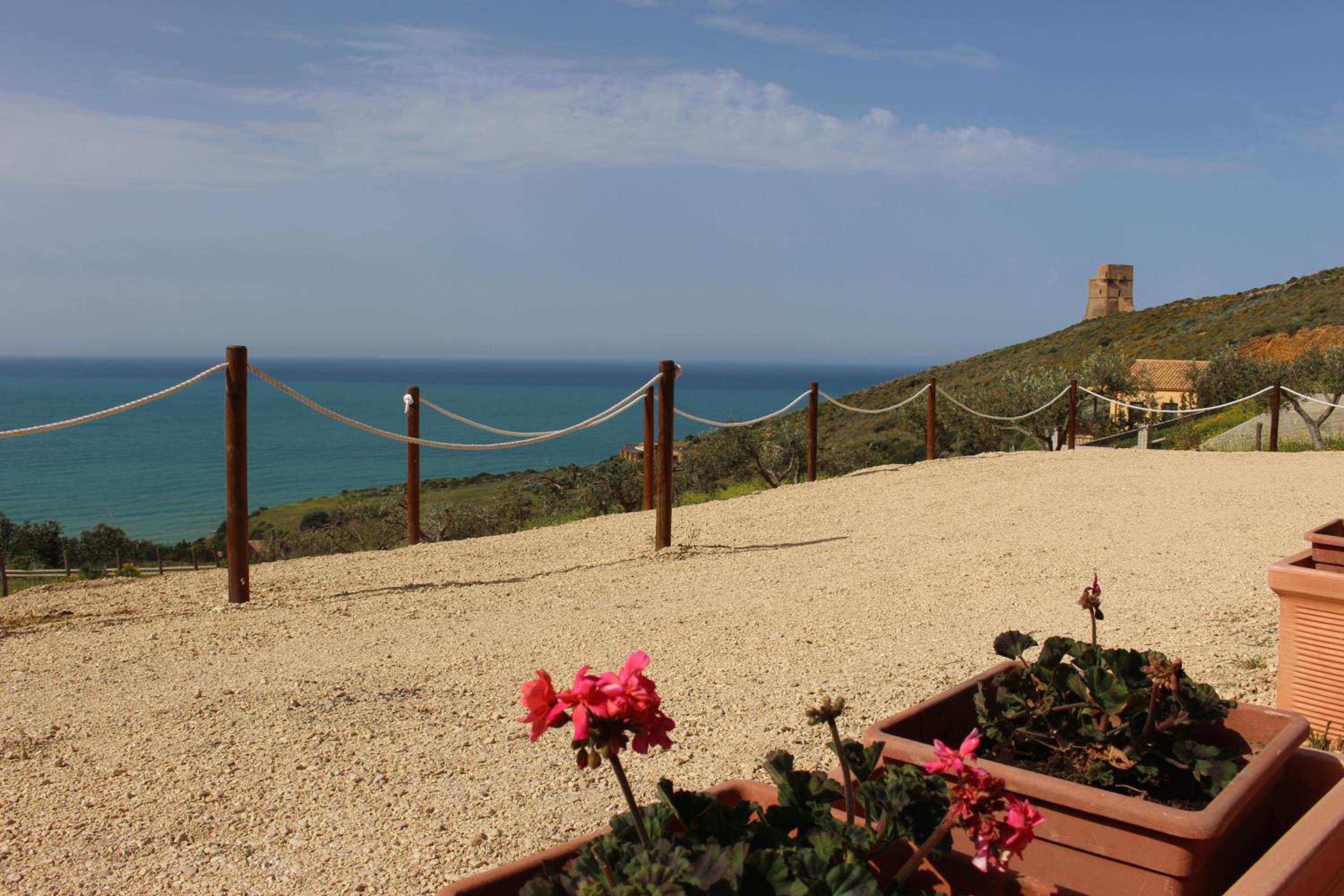Deluxe Suite with Sea View - Photo 11