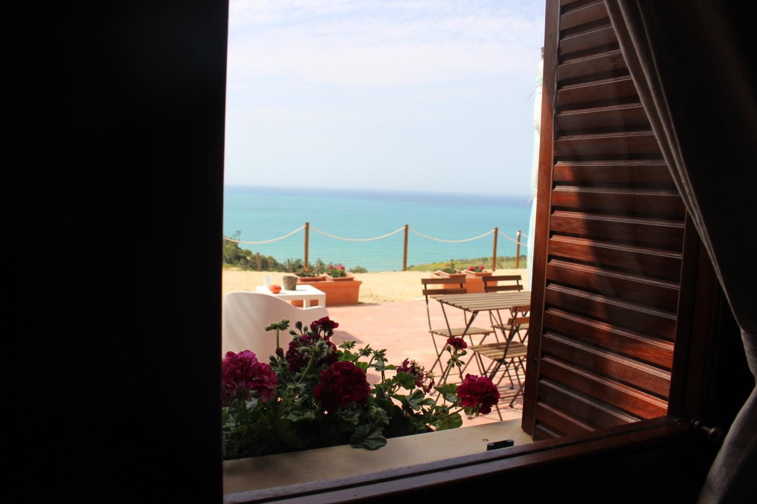 Deluxe Suite with Sea View - Photo 40