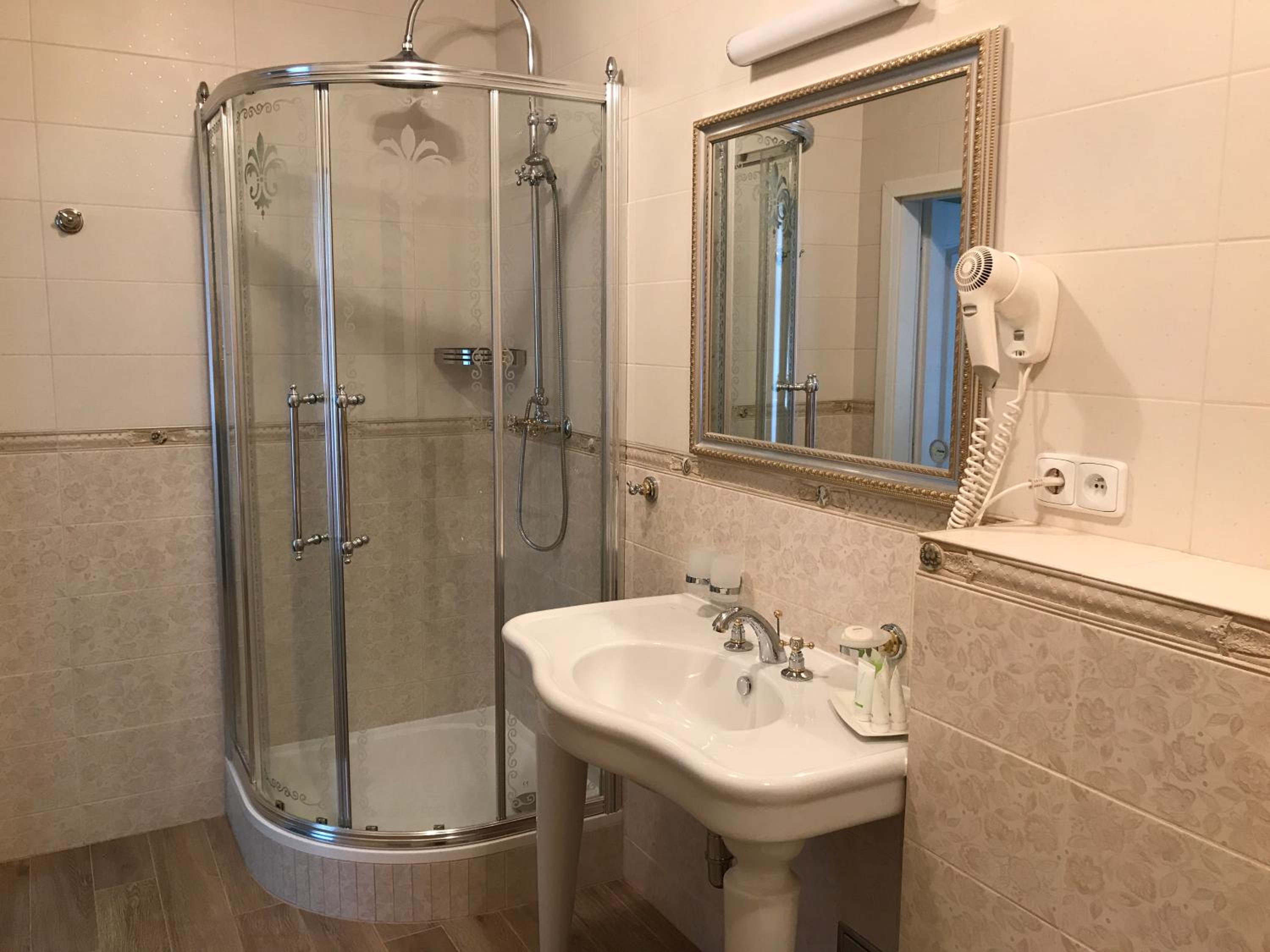 Premium Suite - Photo 10