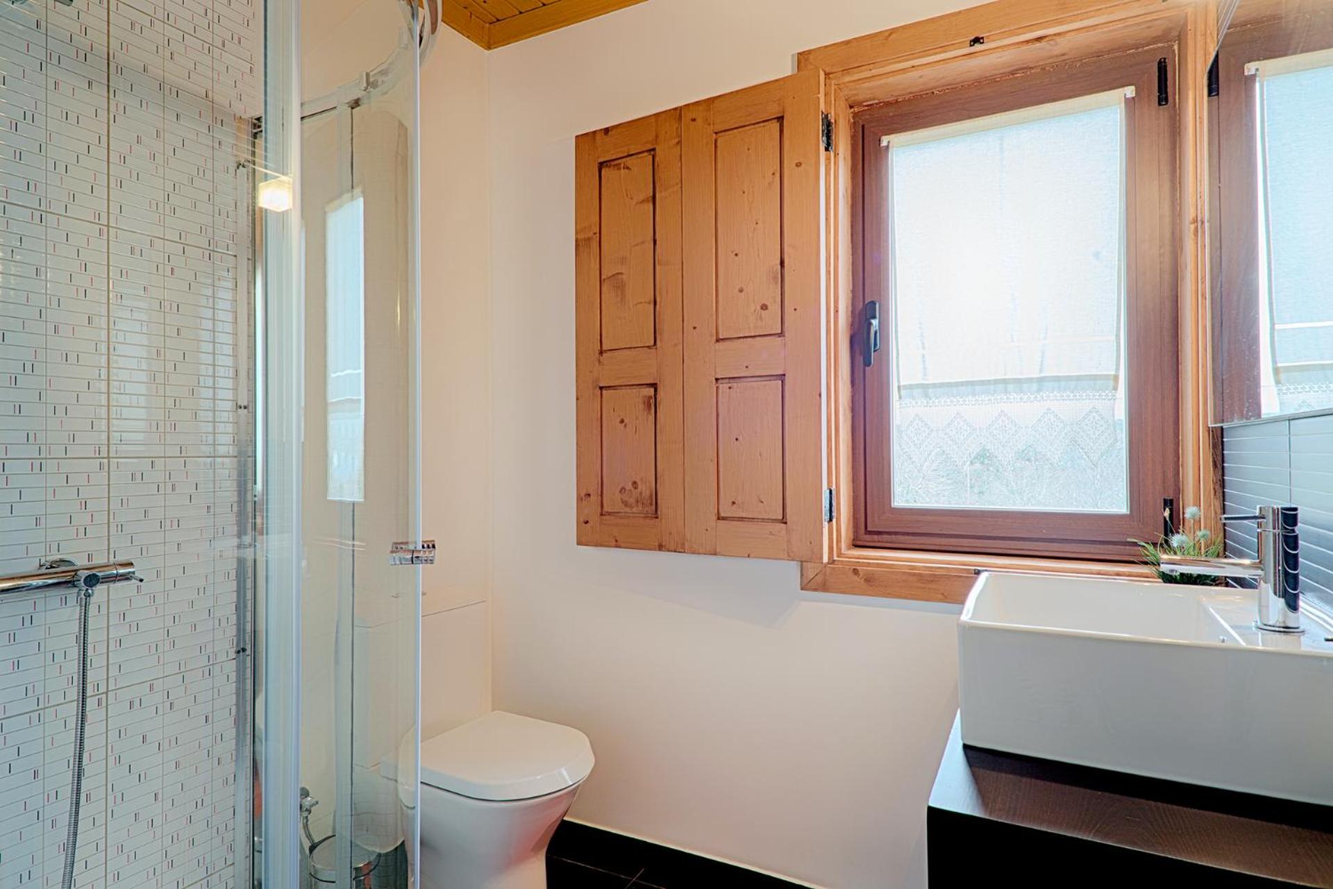 Three-Bedroom House photo 3