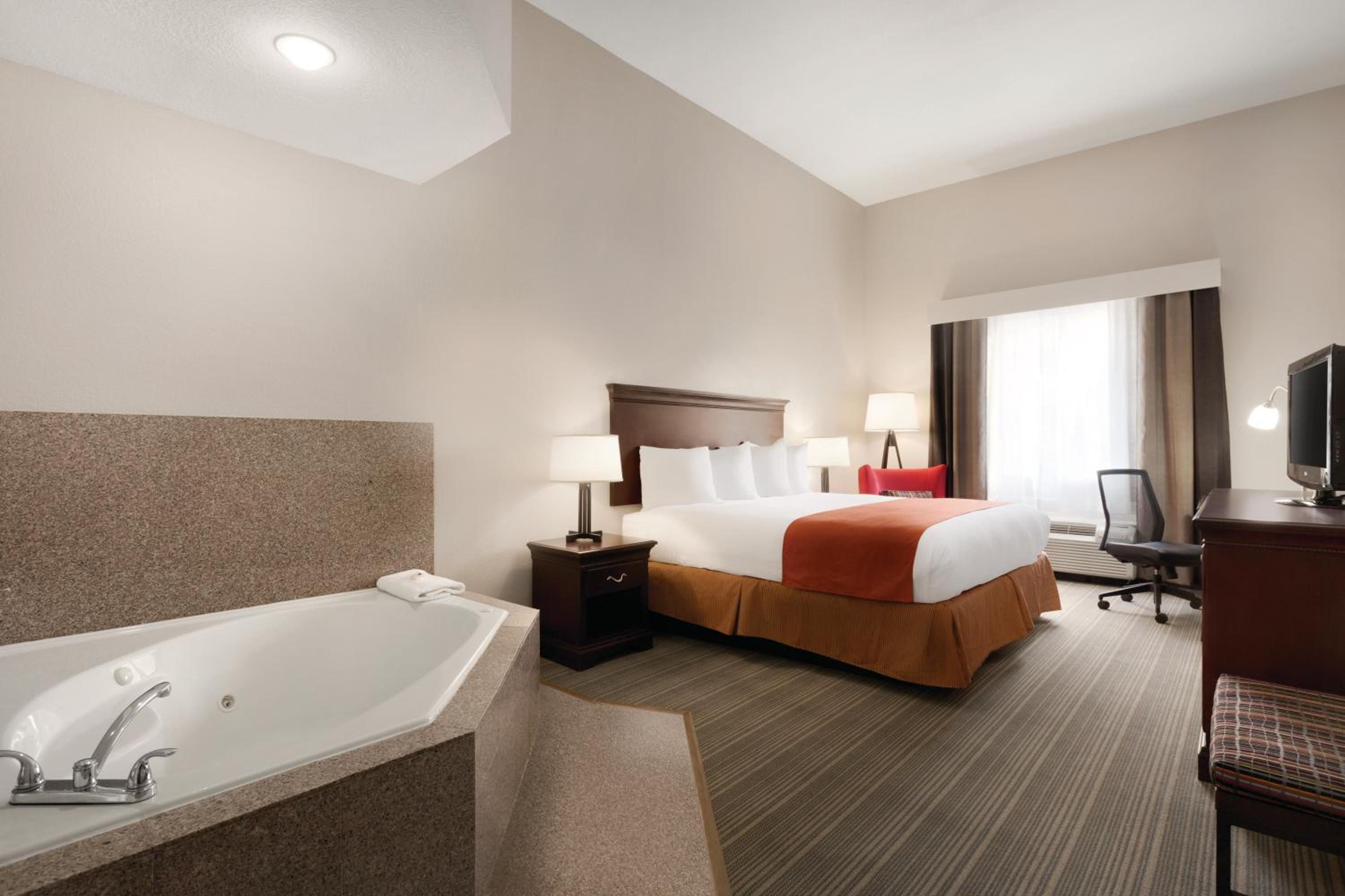 King Suite with Spa Bath - Non-Smoking - Photo 1