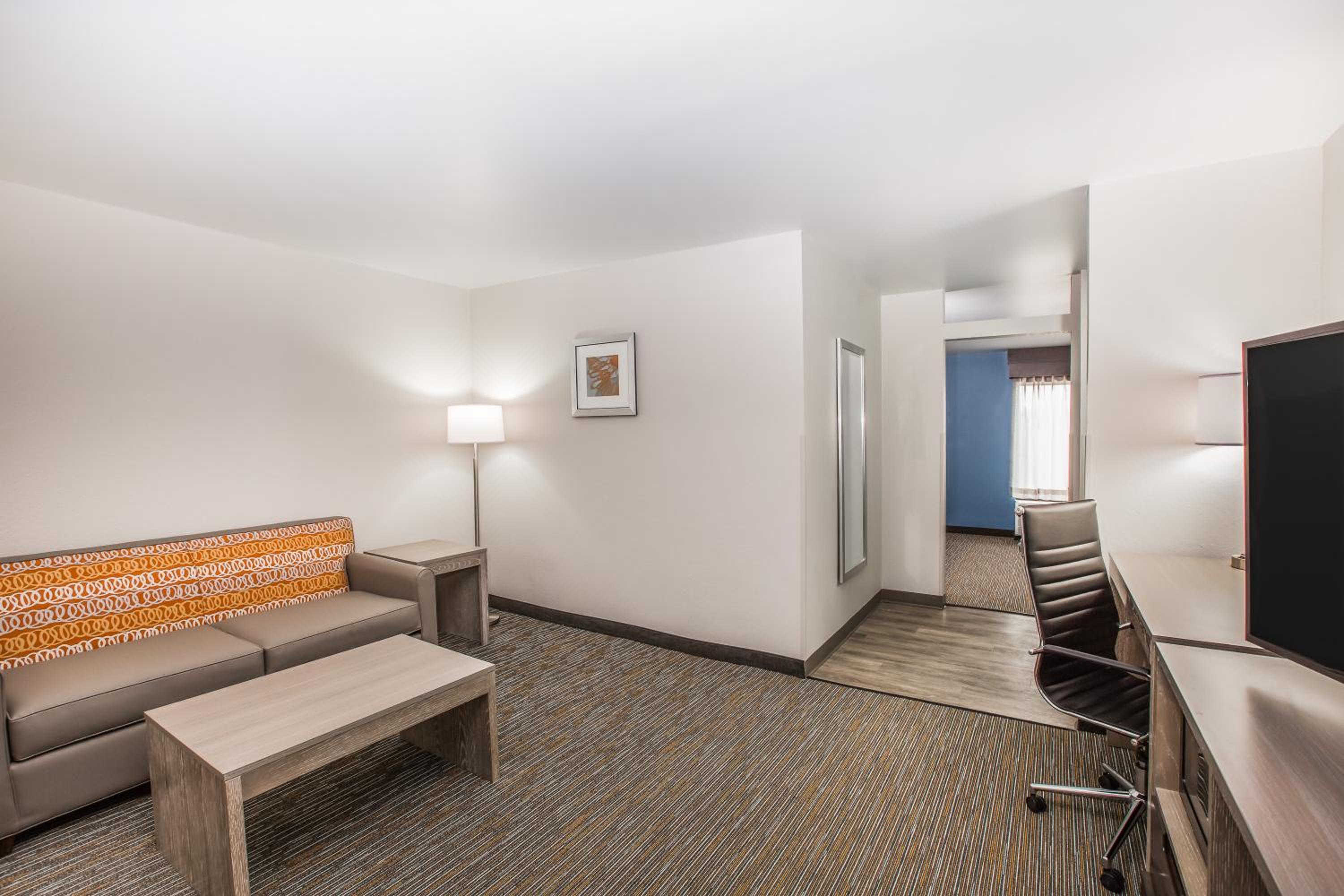 One-Bedroom King Suite - Non-Smoking - Photo 8