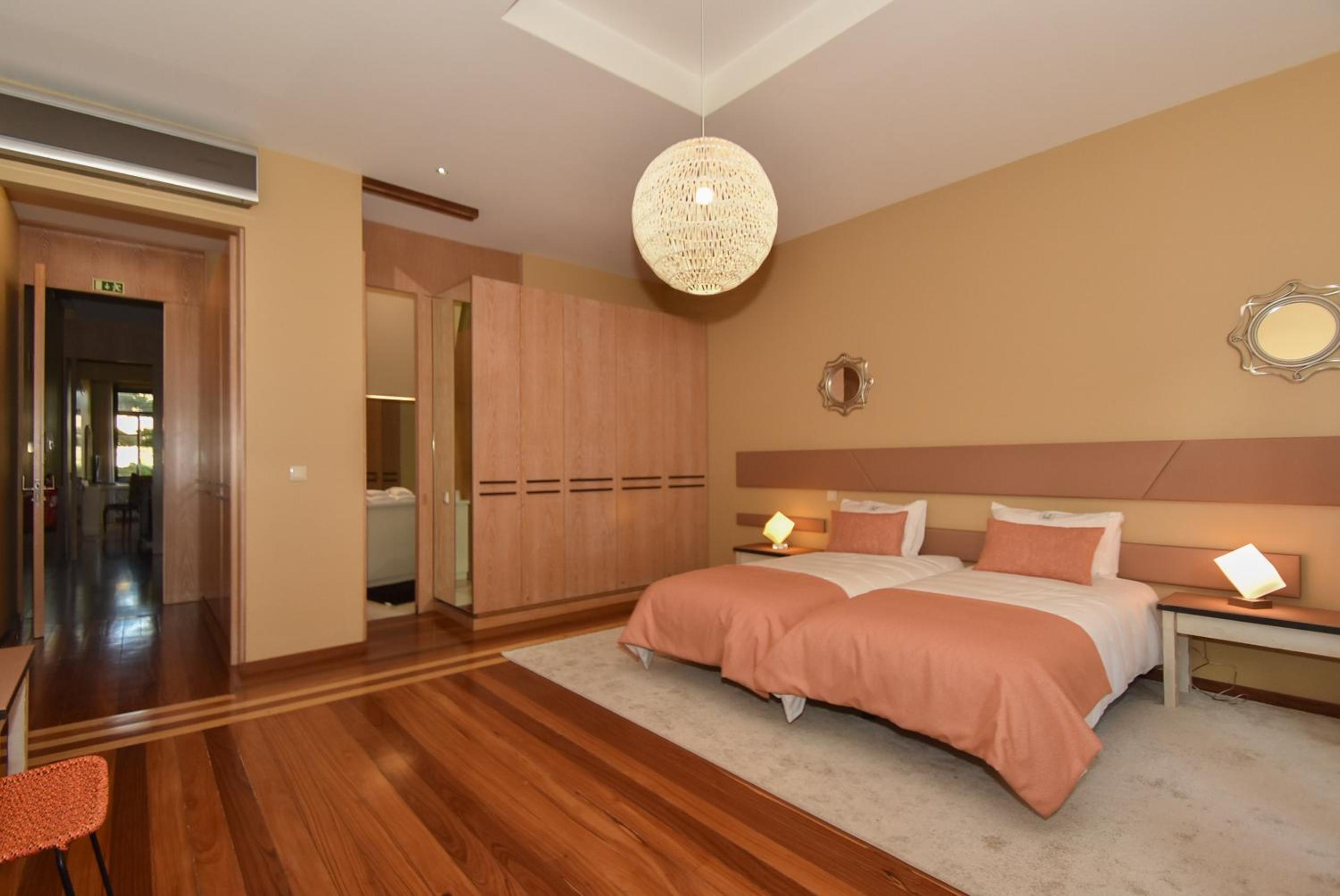 Deluxe Twin Room with Street View 