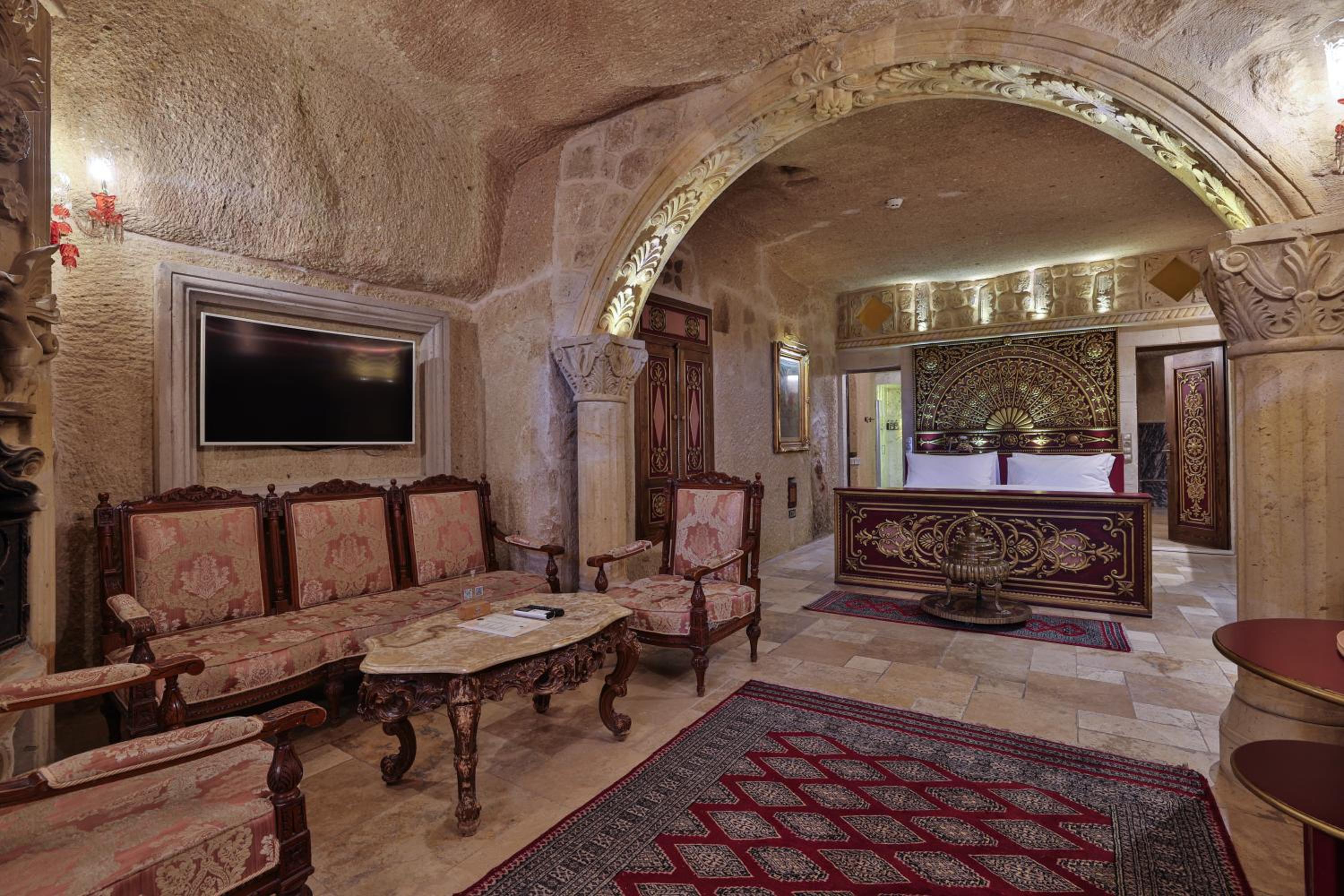 Premium King Cave Junior Suite with Whirlpool thumbnail 6