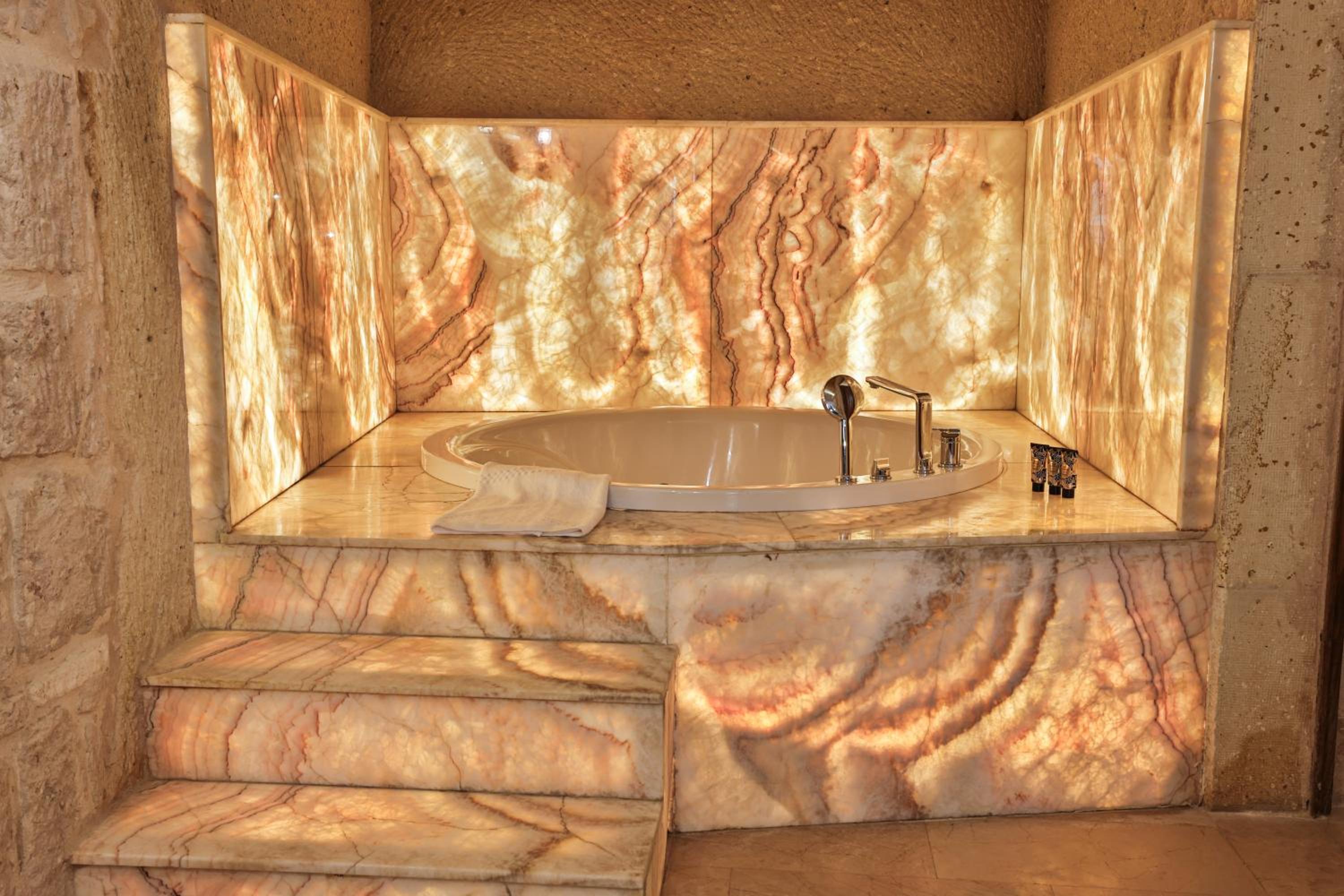 Grand King Cave Room with Whirlpool Bath