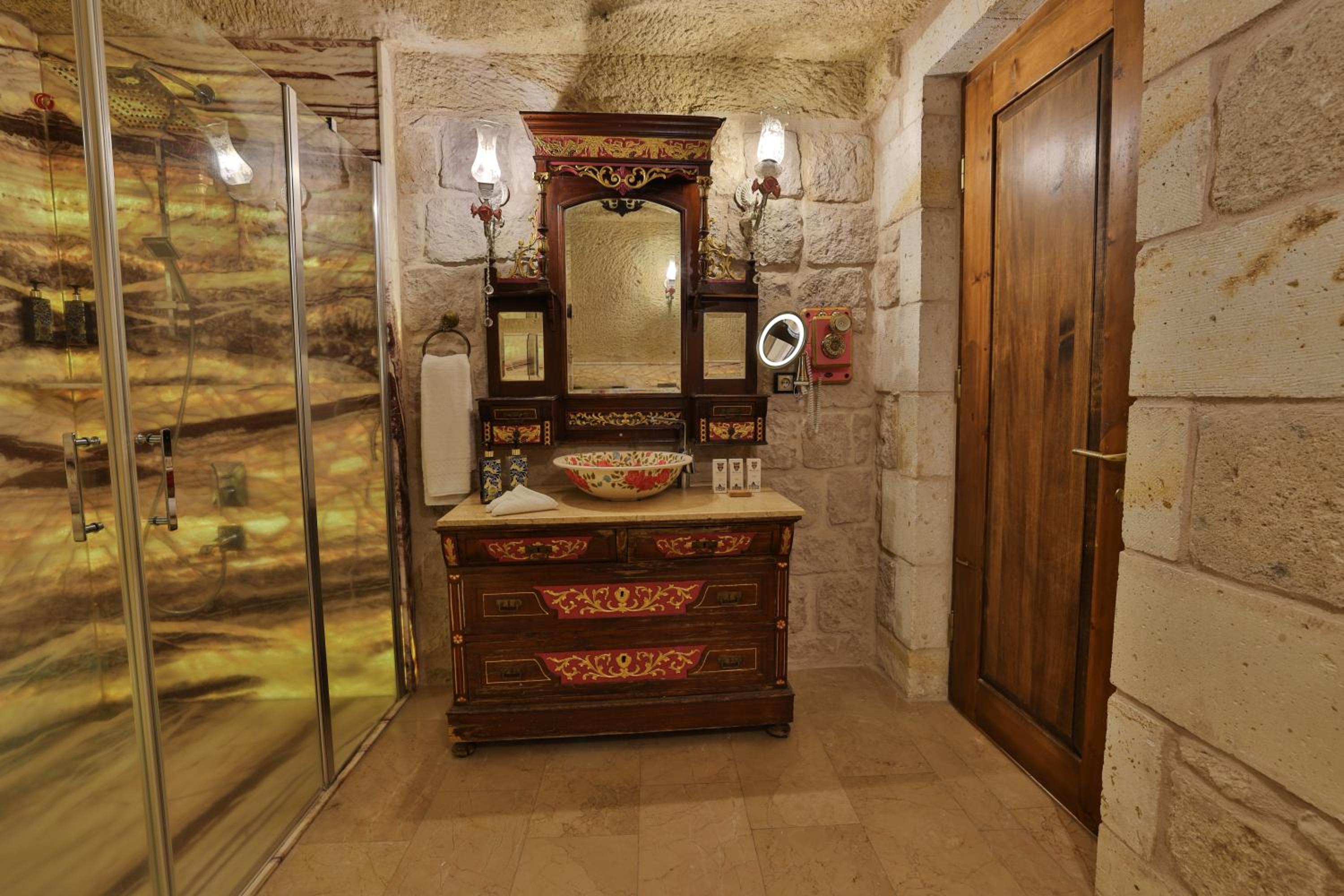 Grand King Cave Room with Whirlpool Bath
