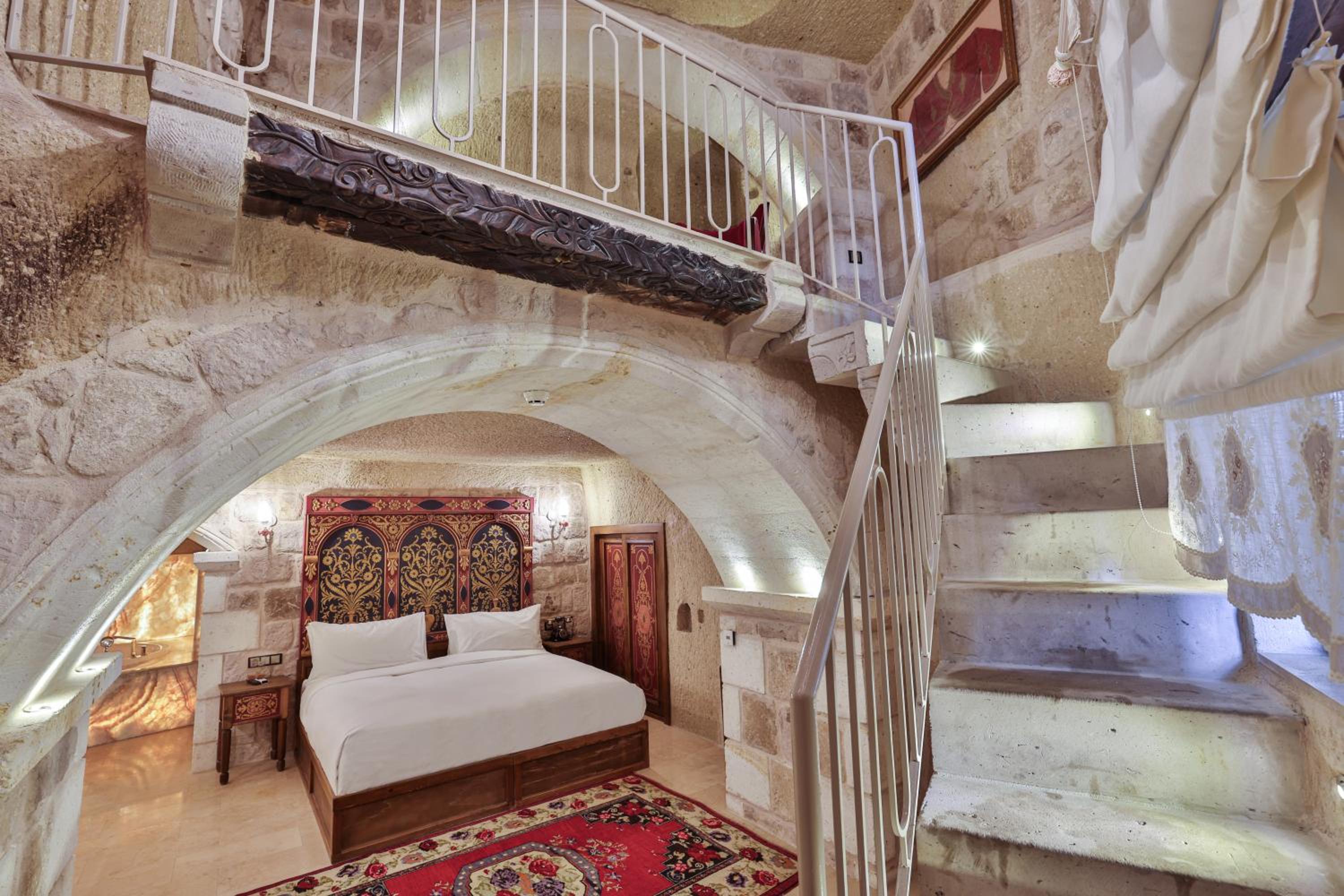 Grand King Cave Room with Whirlpool Bath