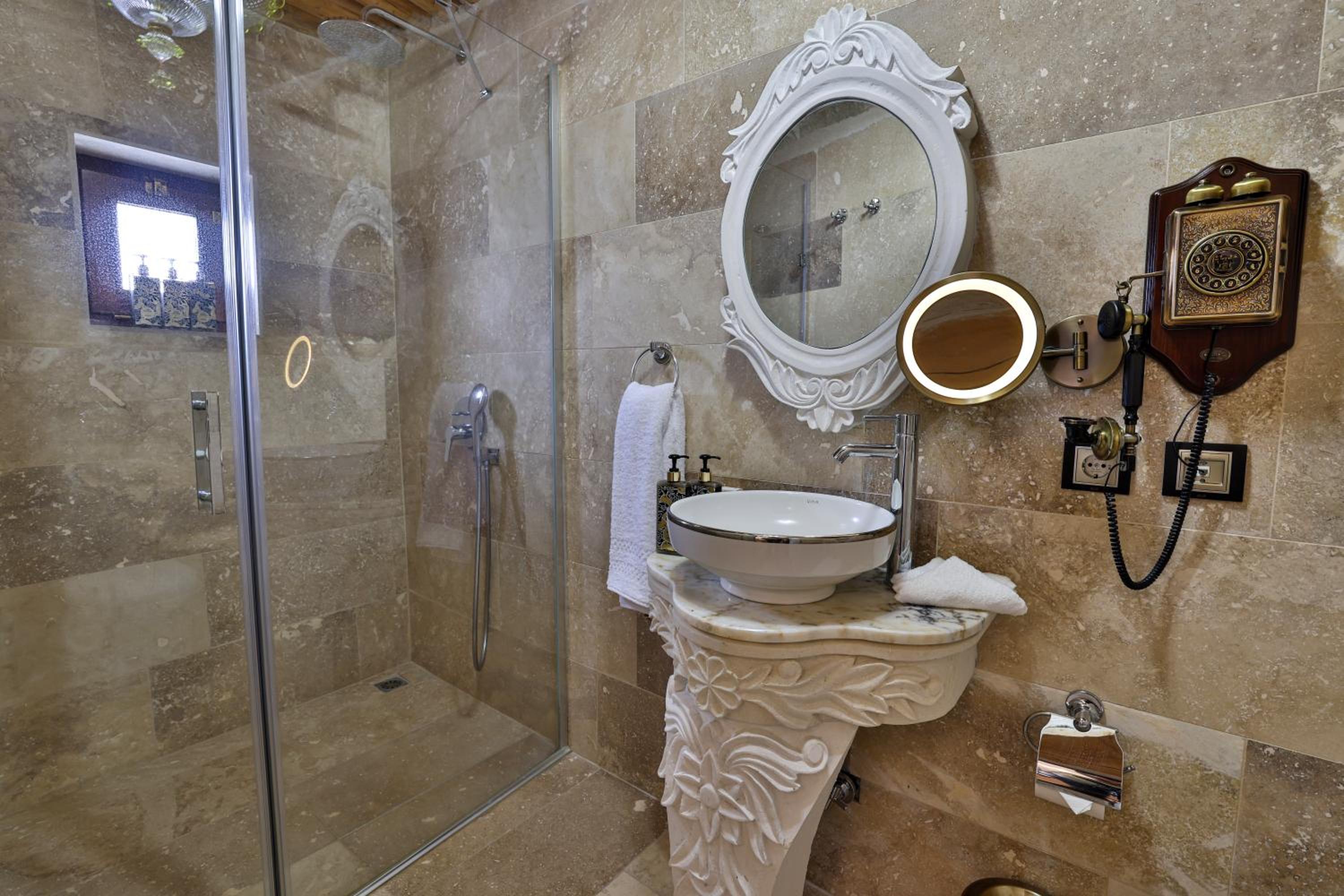 Grand King Cave Room with Whirlpool Bath thumbnail 5