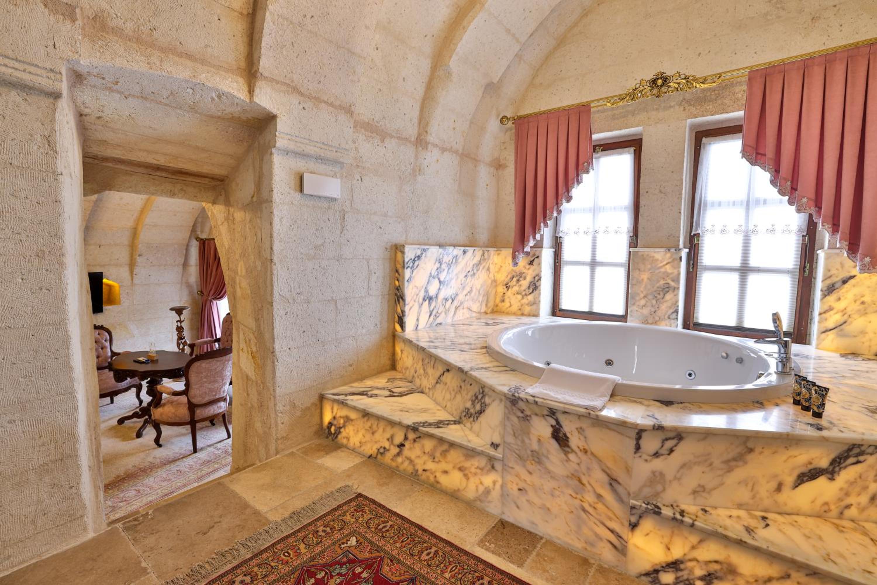 Grand King Cave Room with Whirlpool Bath