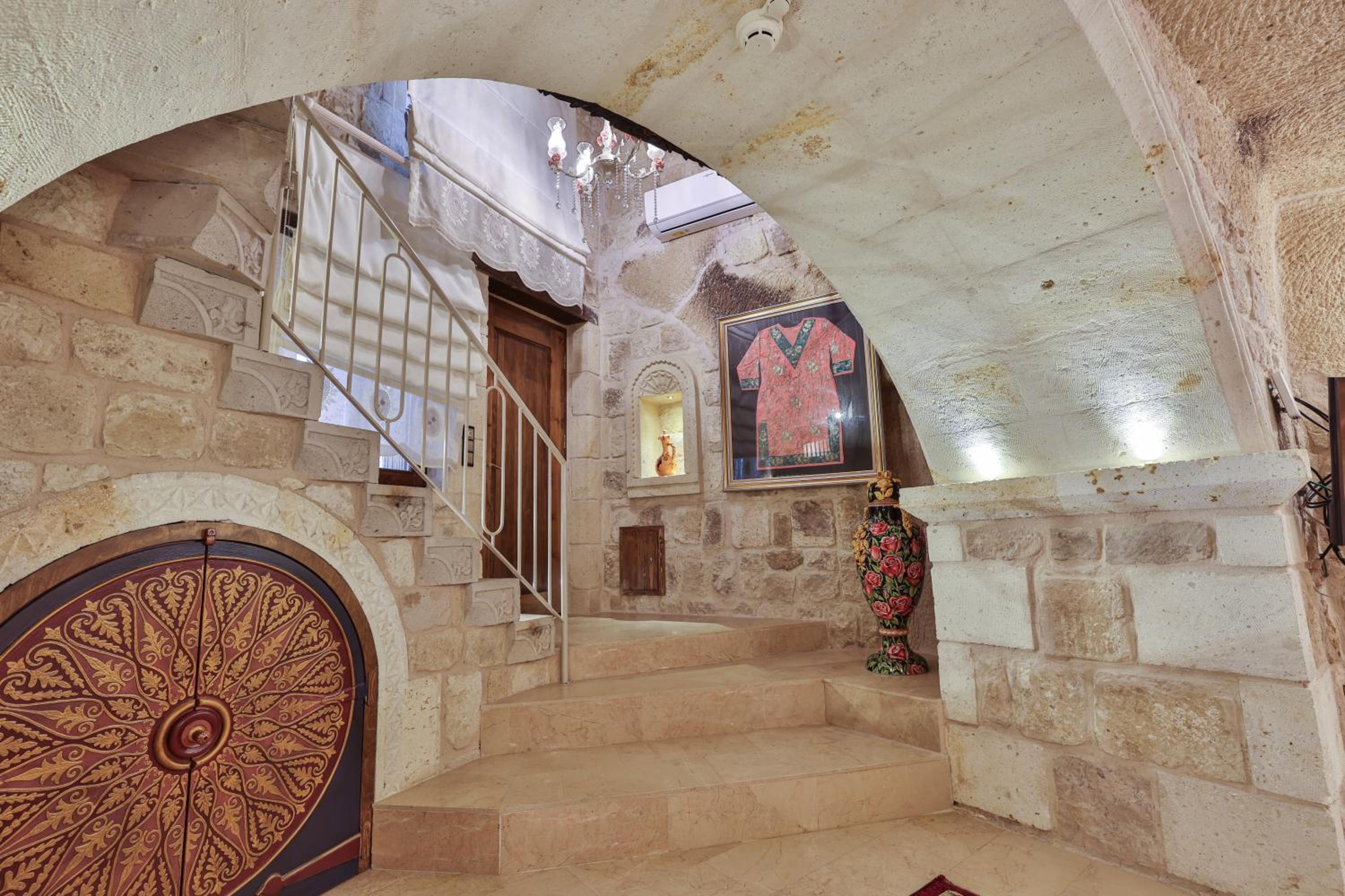 Grand King Cave Room with Whirlpool Bath thumbnail 6