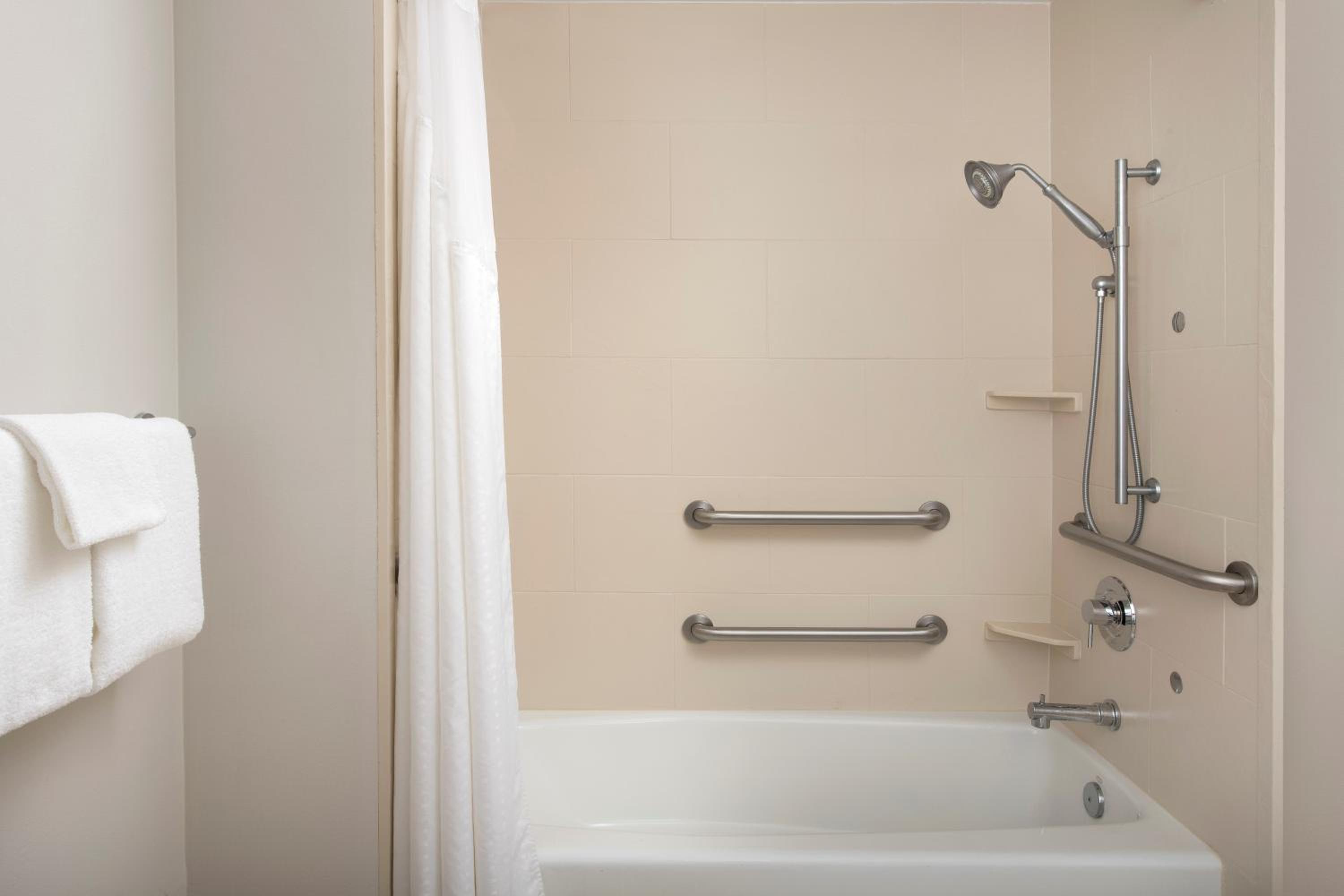 Standard Queen Room with Two Queen Beds - Communications Accessible - Photo 5