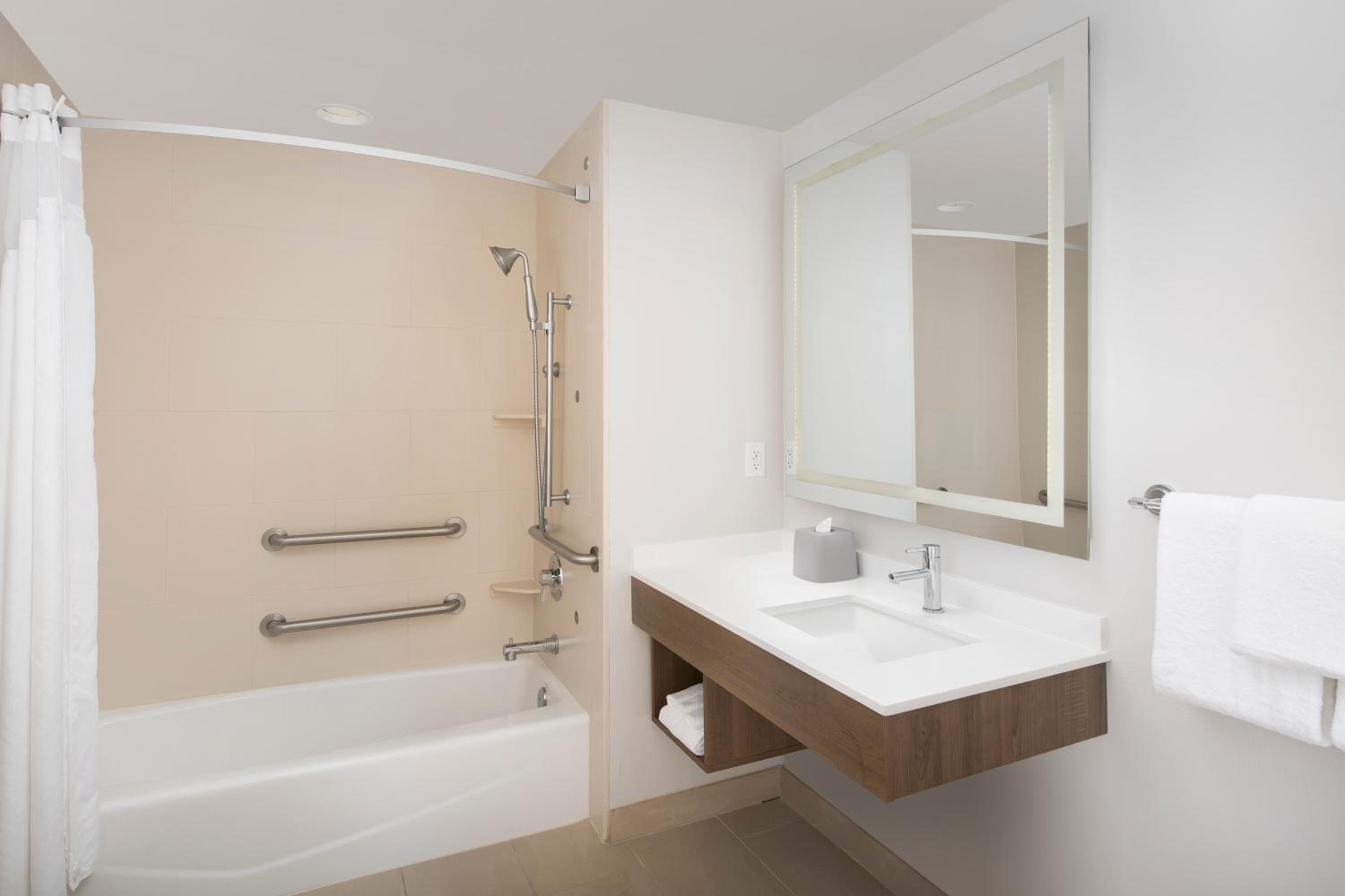 King Room - Mobility Access/Hearing Accessible - Photo 3