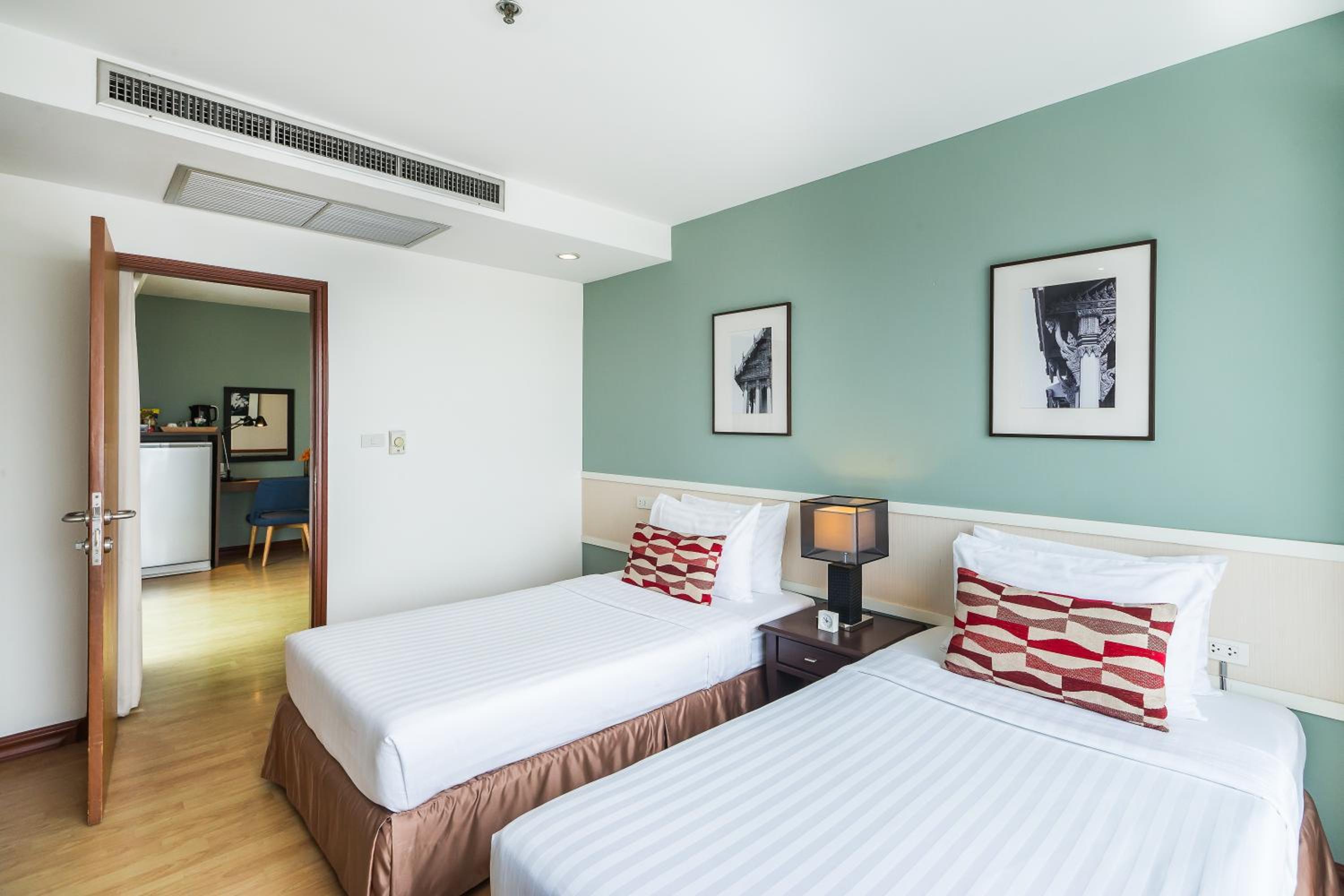 Deluxe Suite with Kitchen and Bathtub