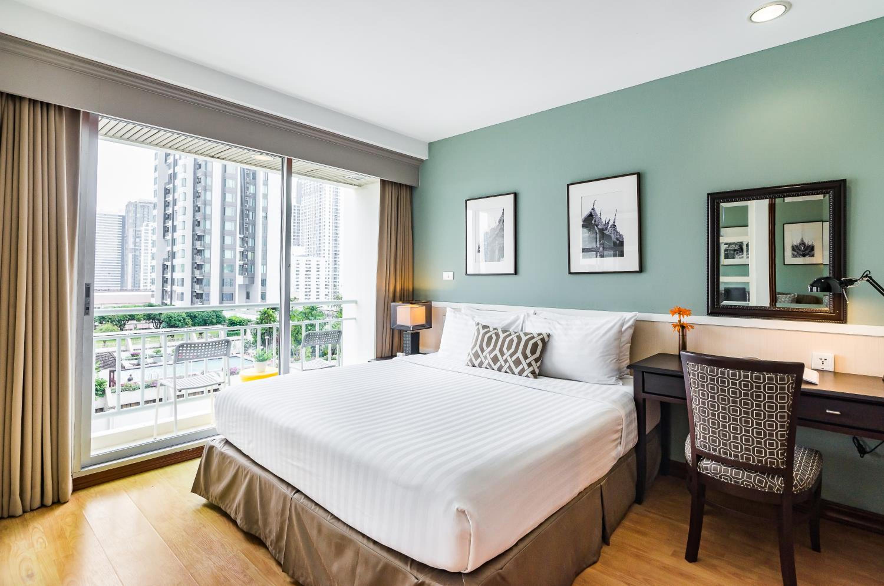 One-Bedroom Suite with Pool View thumbnail 6
