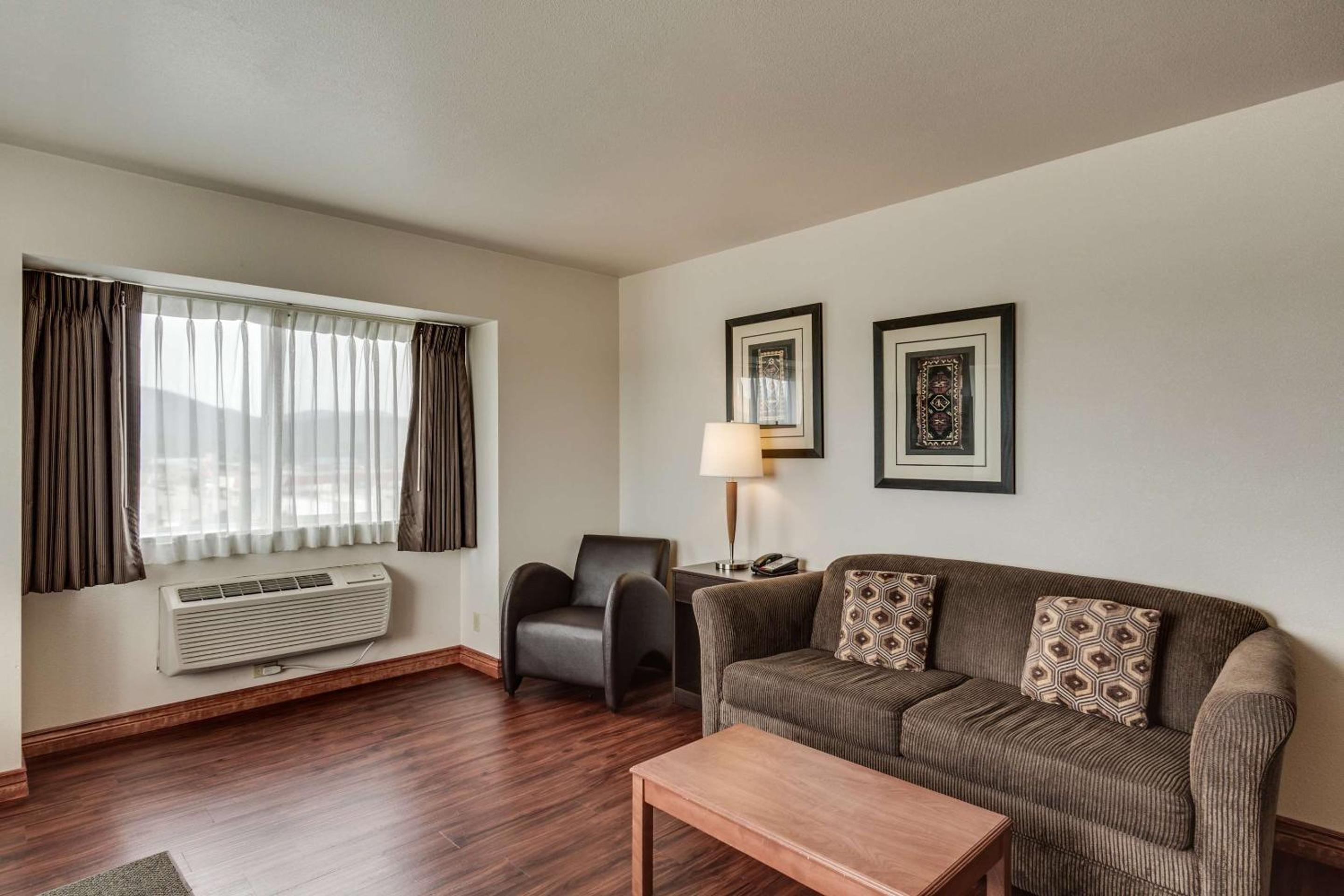 King Suite with Mountain View