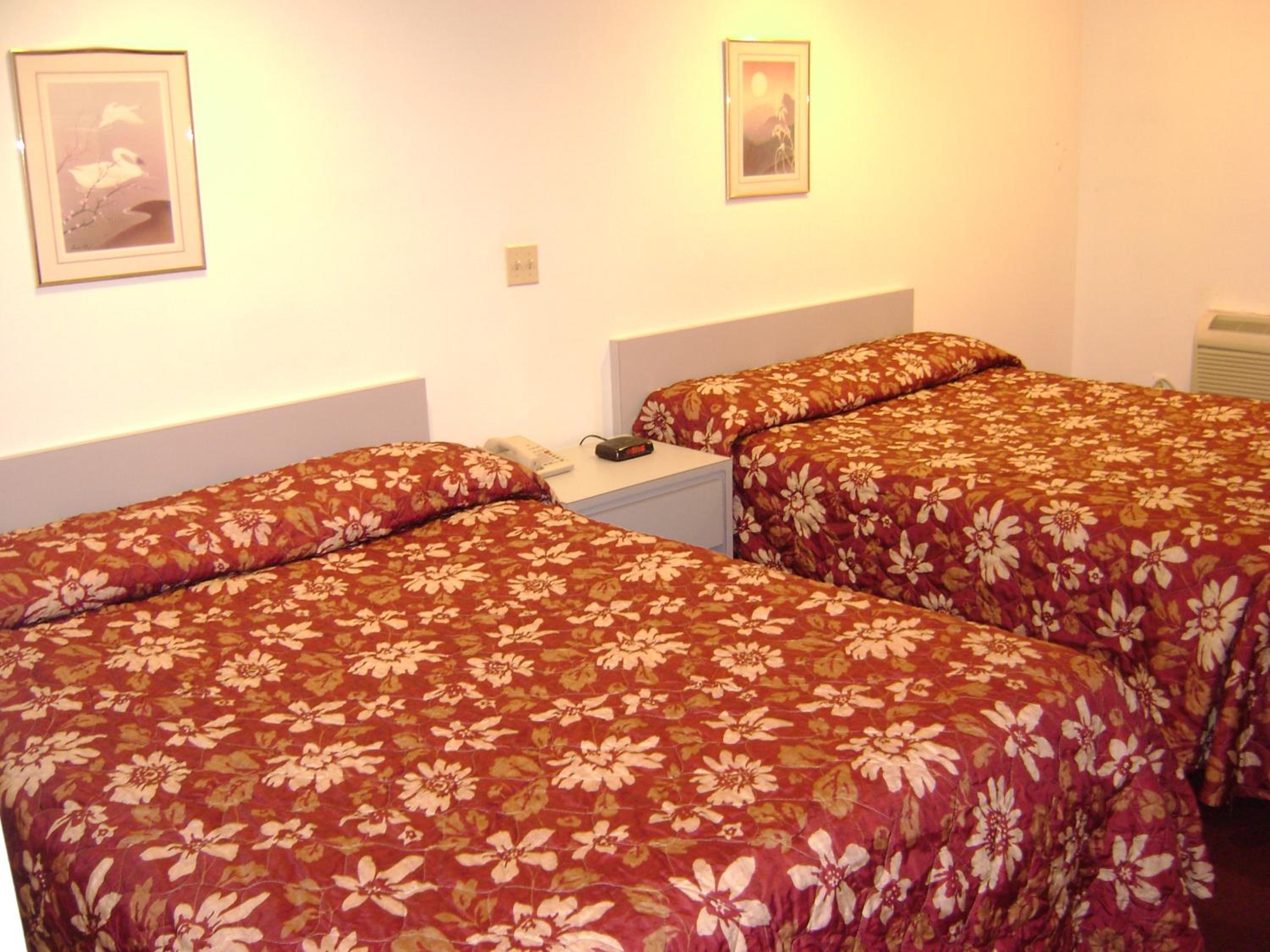 Queen Room with Two Queen Beds photo 3