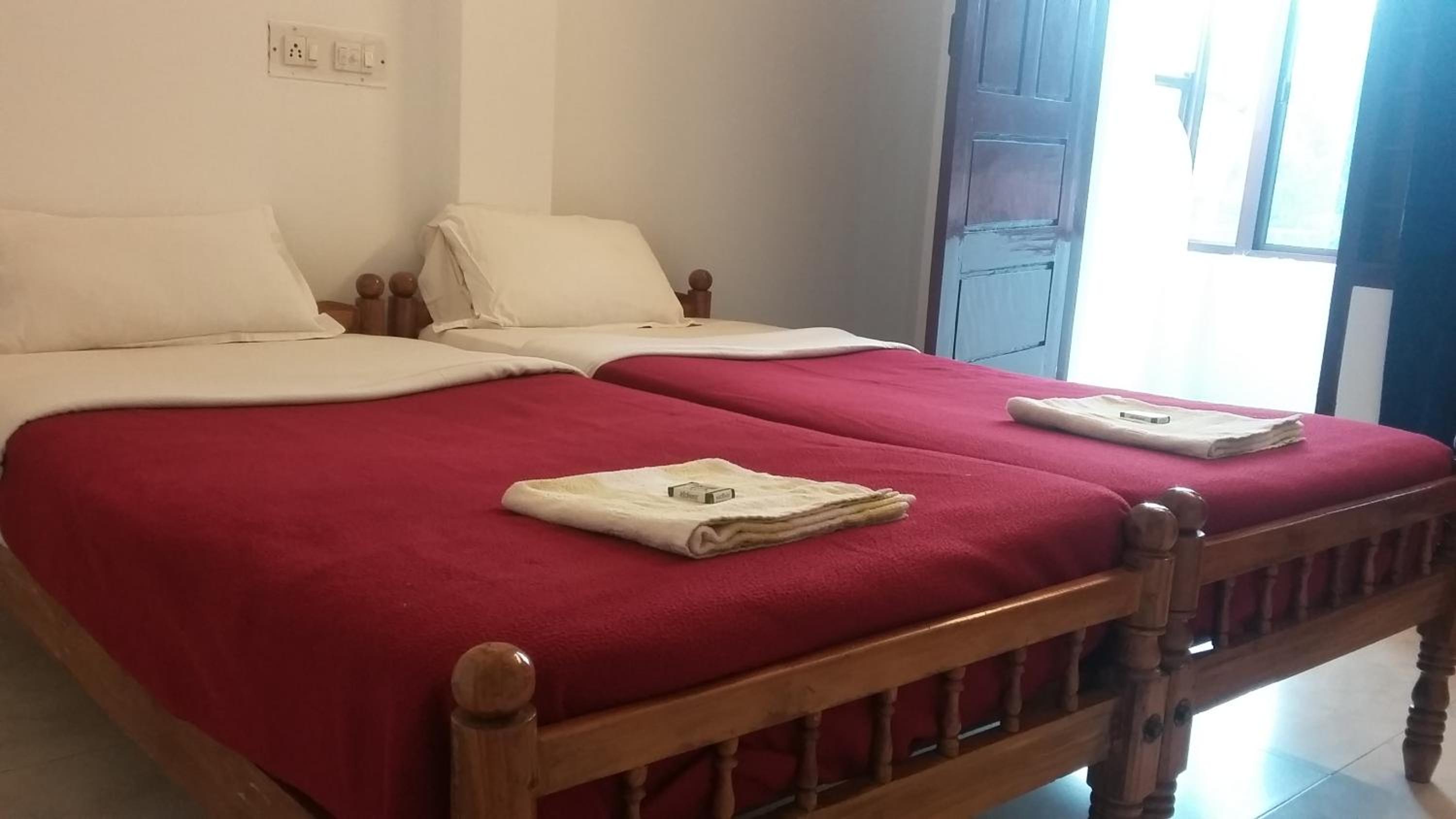 Double Room with Balcony - Photo 3