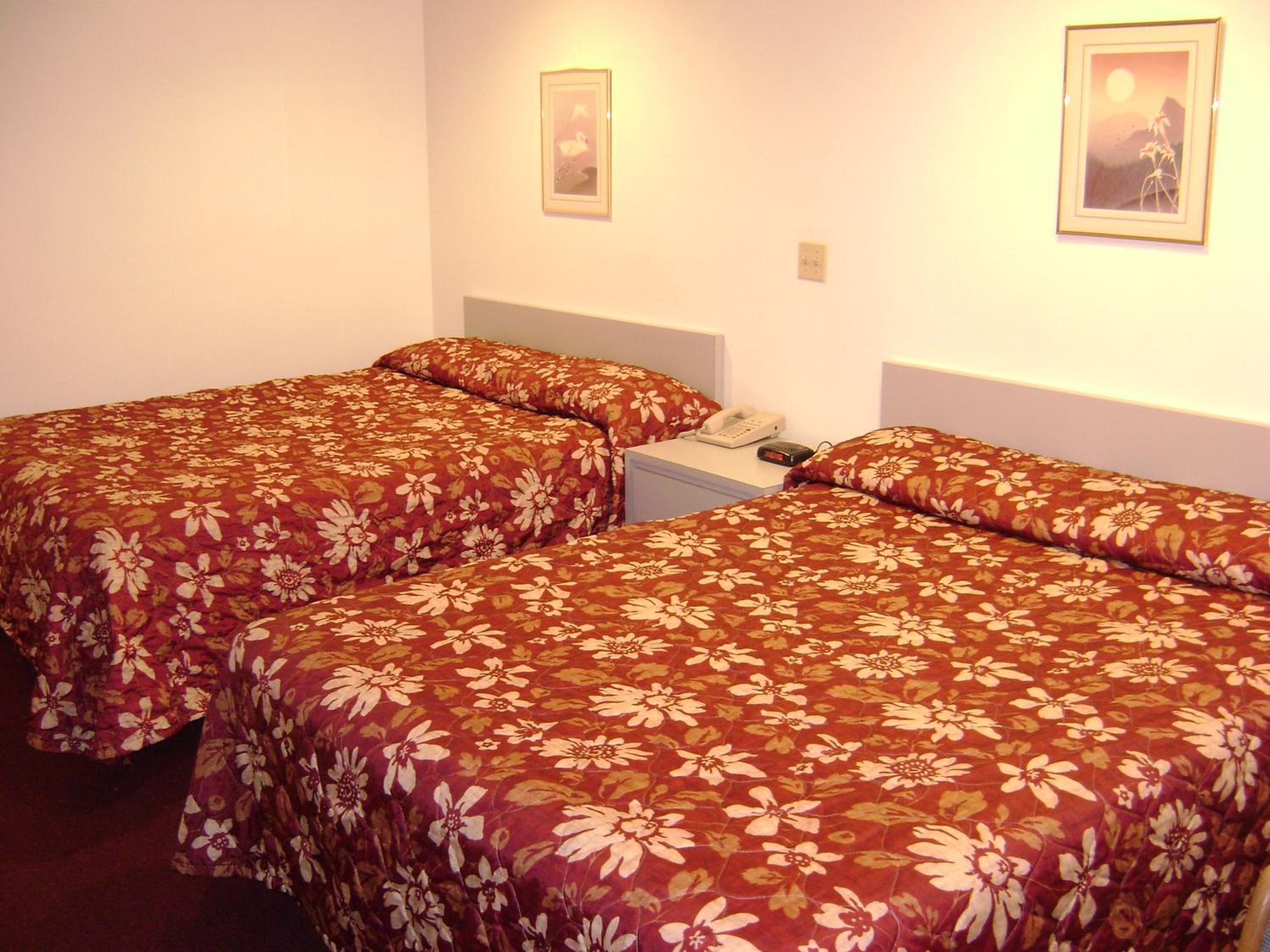 Queen Room with Two Queen Beds photo 2