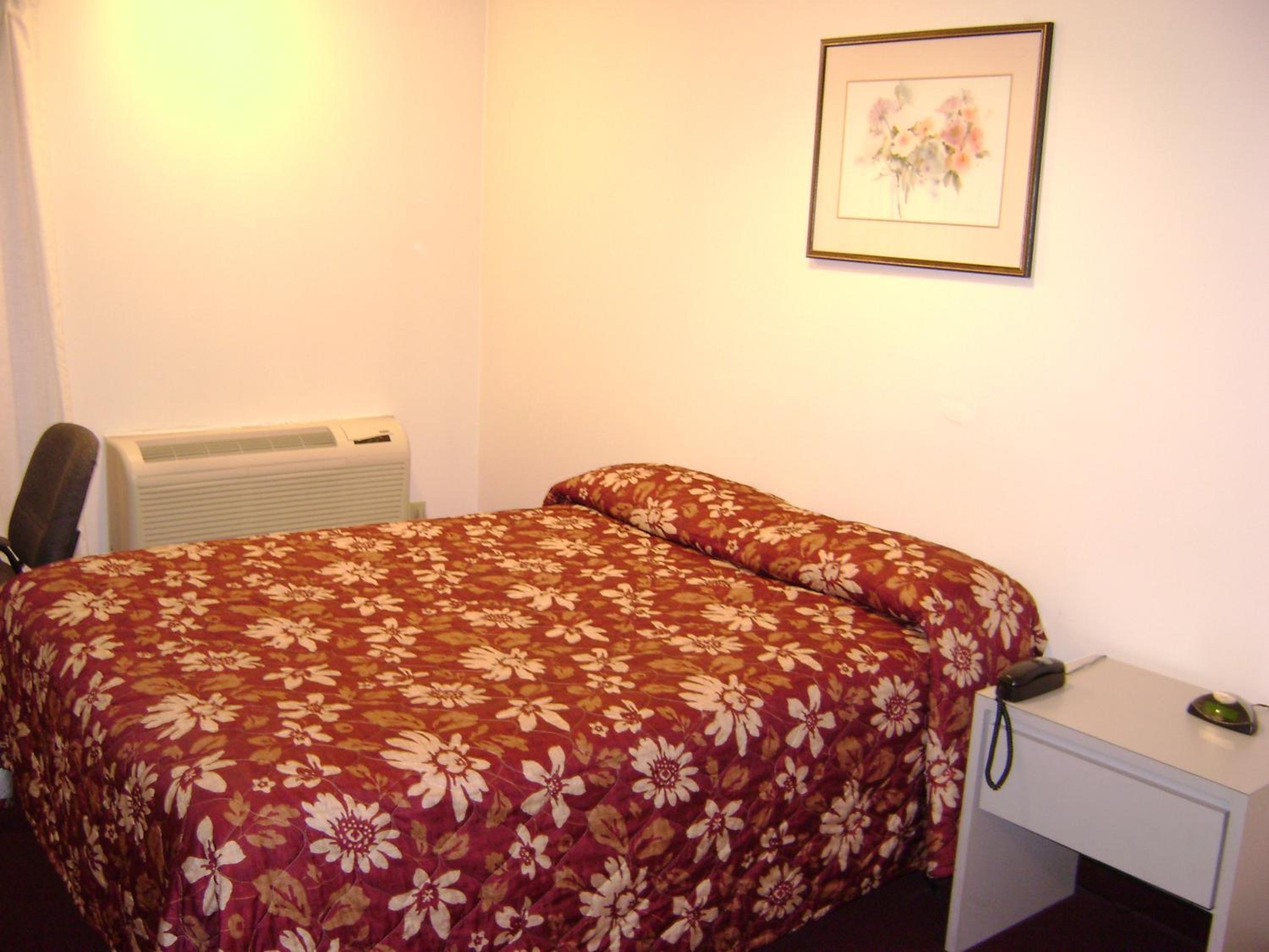 Queen Room photo 2