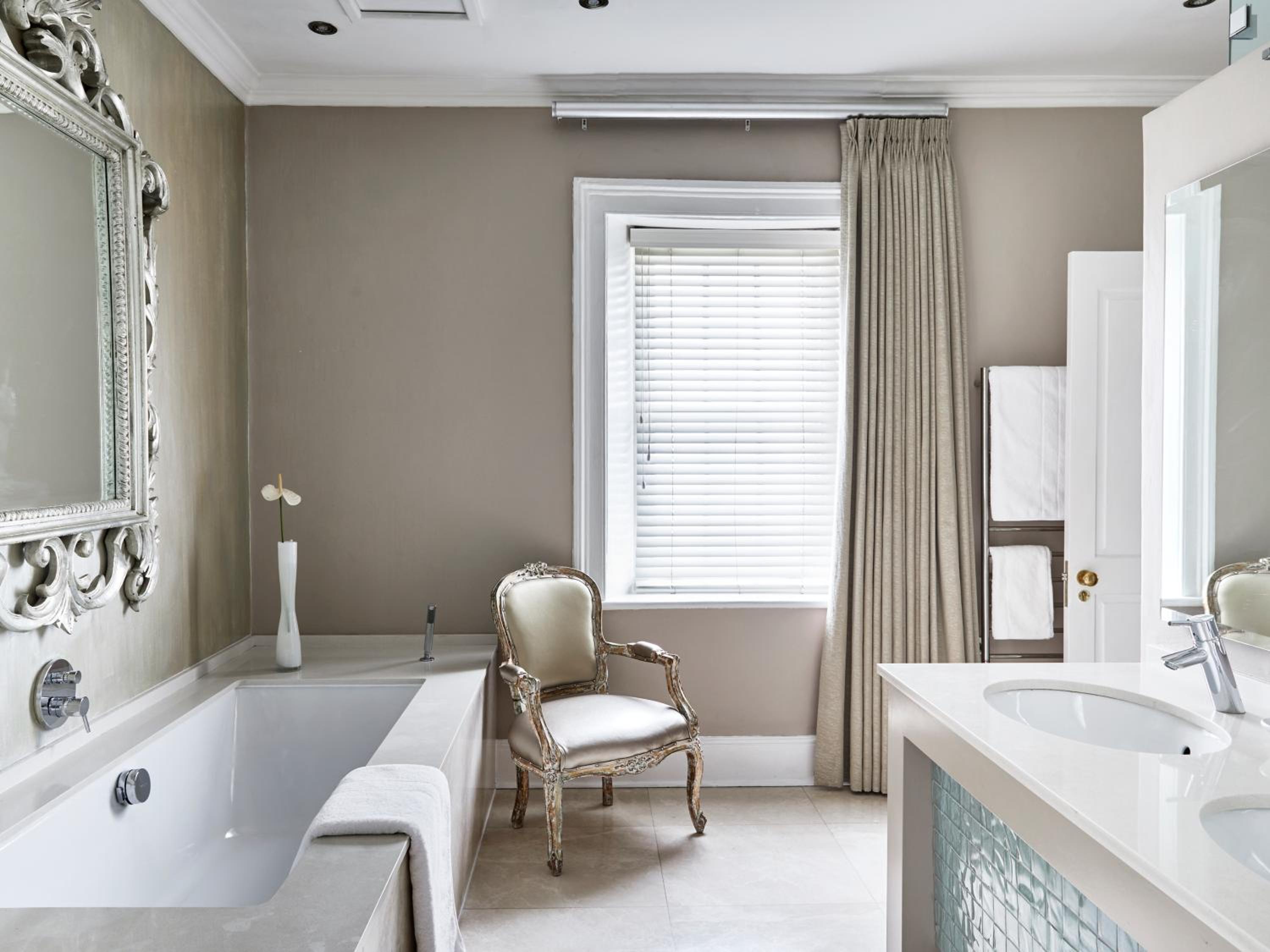Luxury Suite - Photo 3