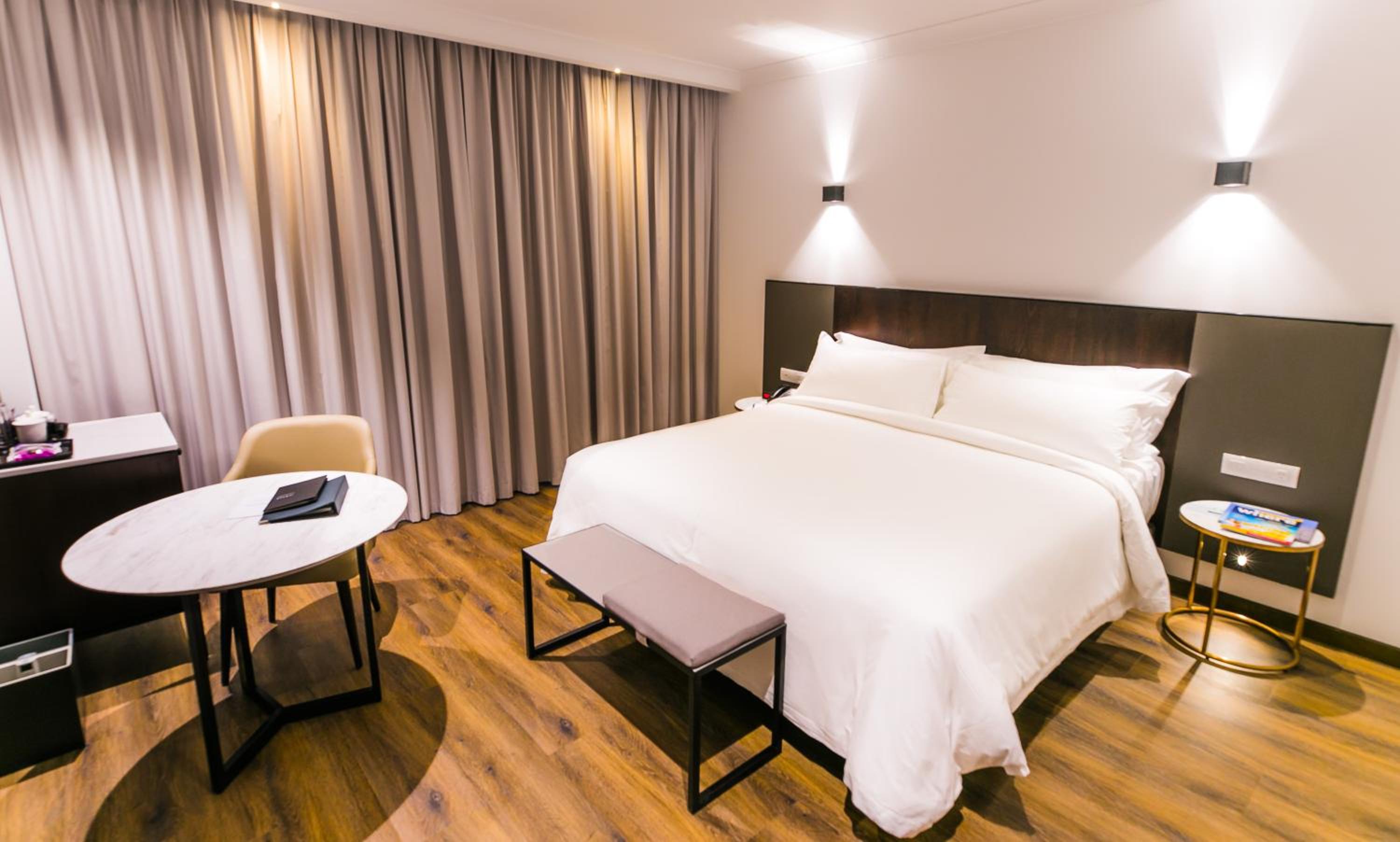 Signature Superior King Room thumbnail 5