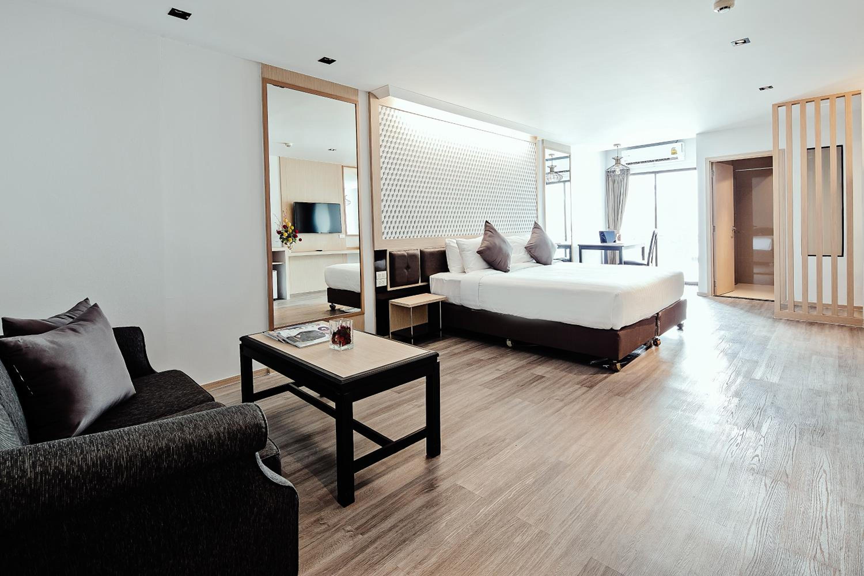 Junior Suite King Room thumbnail 6