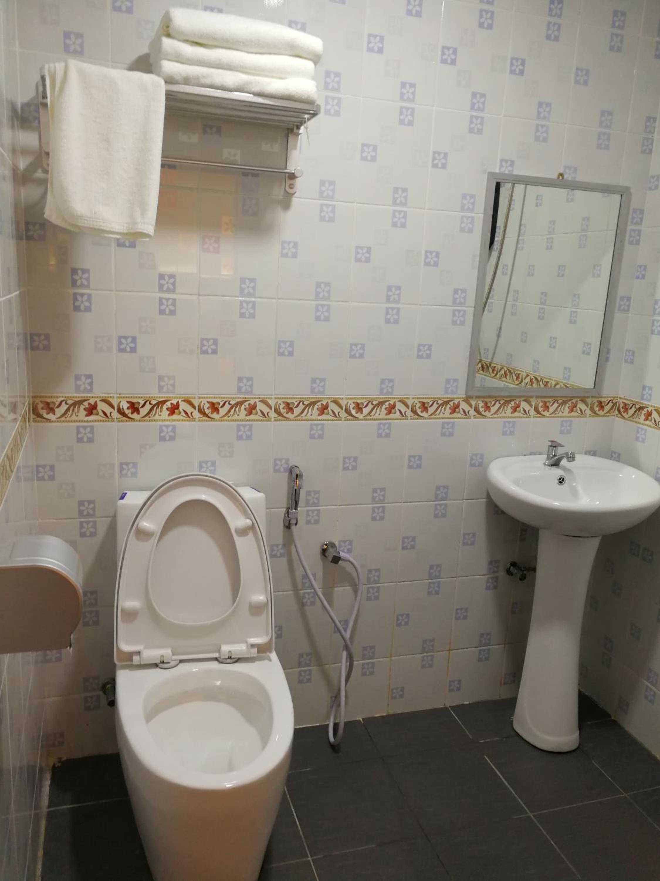 Standard Queen Room - no window photo 1