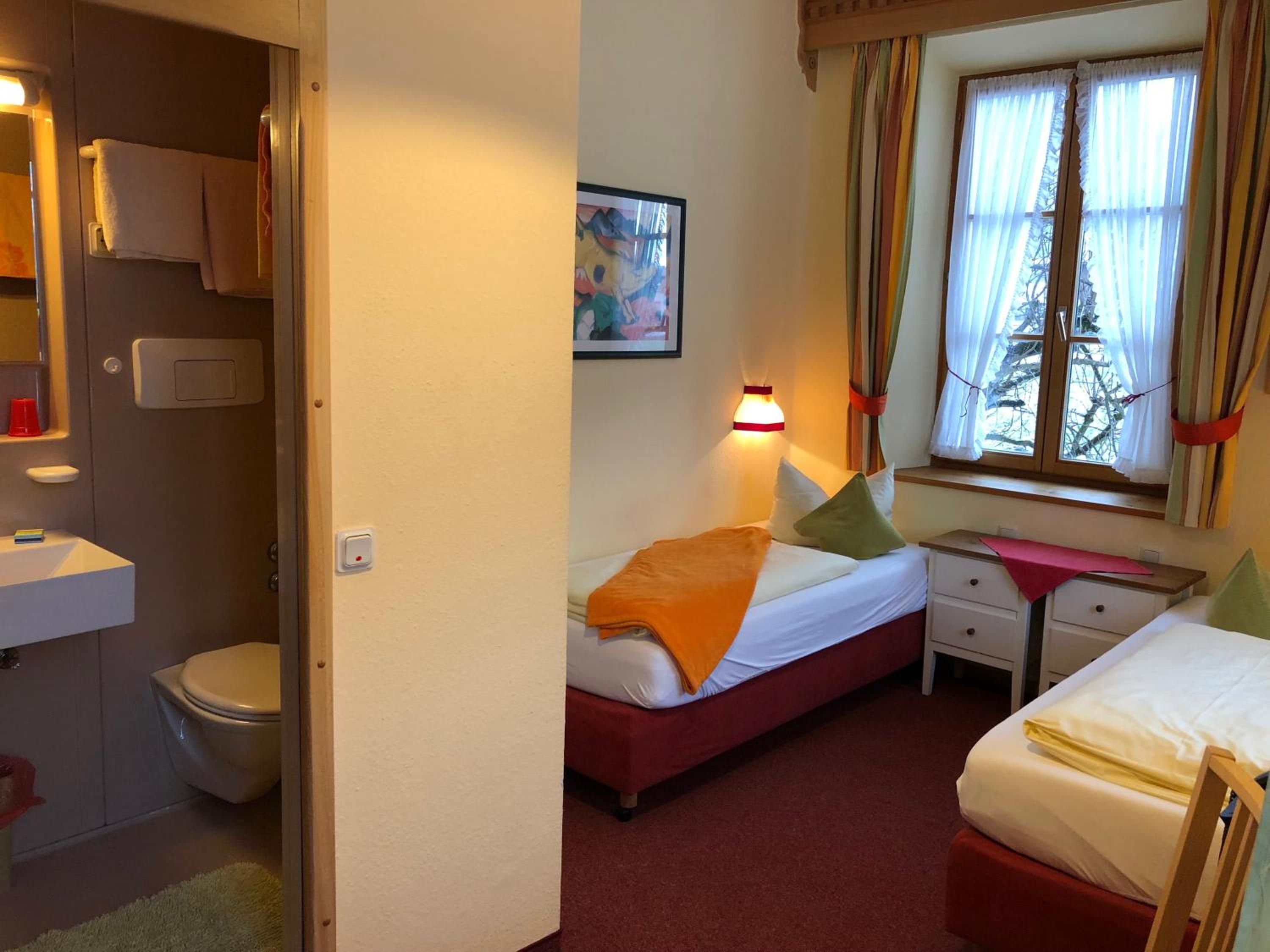 Budget Twin Room "Klein aber Fein" street side