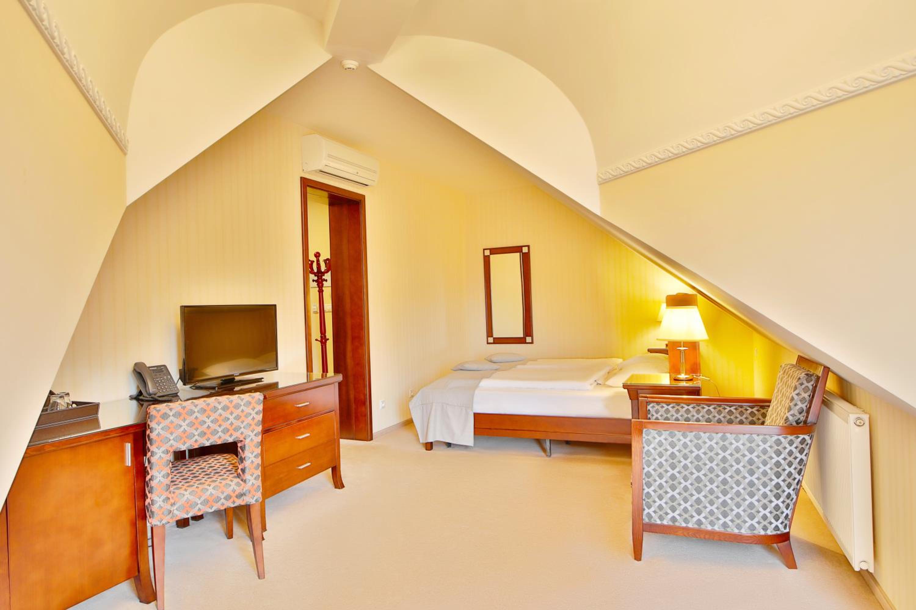 Standard Room with Park View - Photo 5