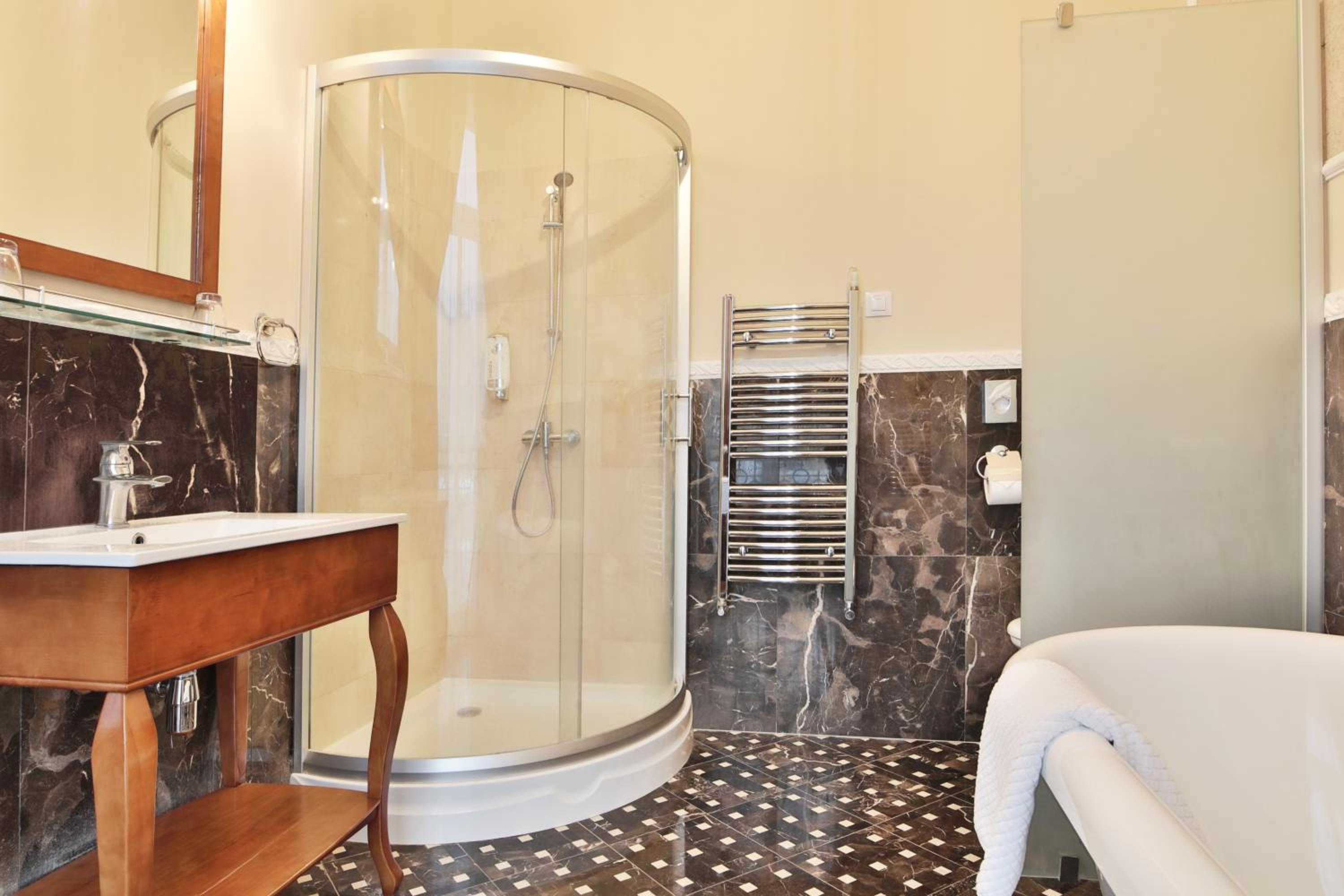 Superior Room with Park or Colonnade View - Photo 6