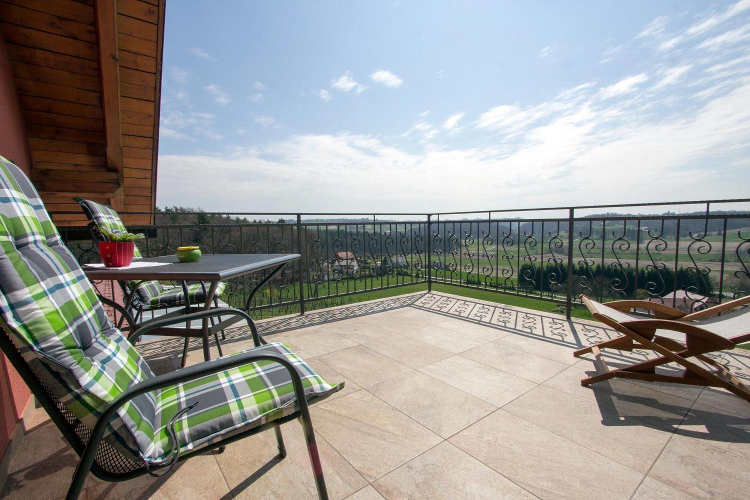 Queen Room with Balcony - Photo 3